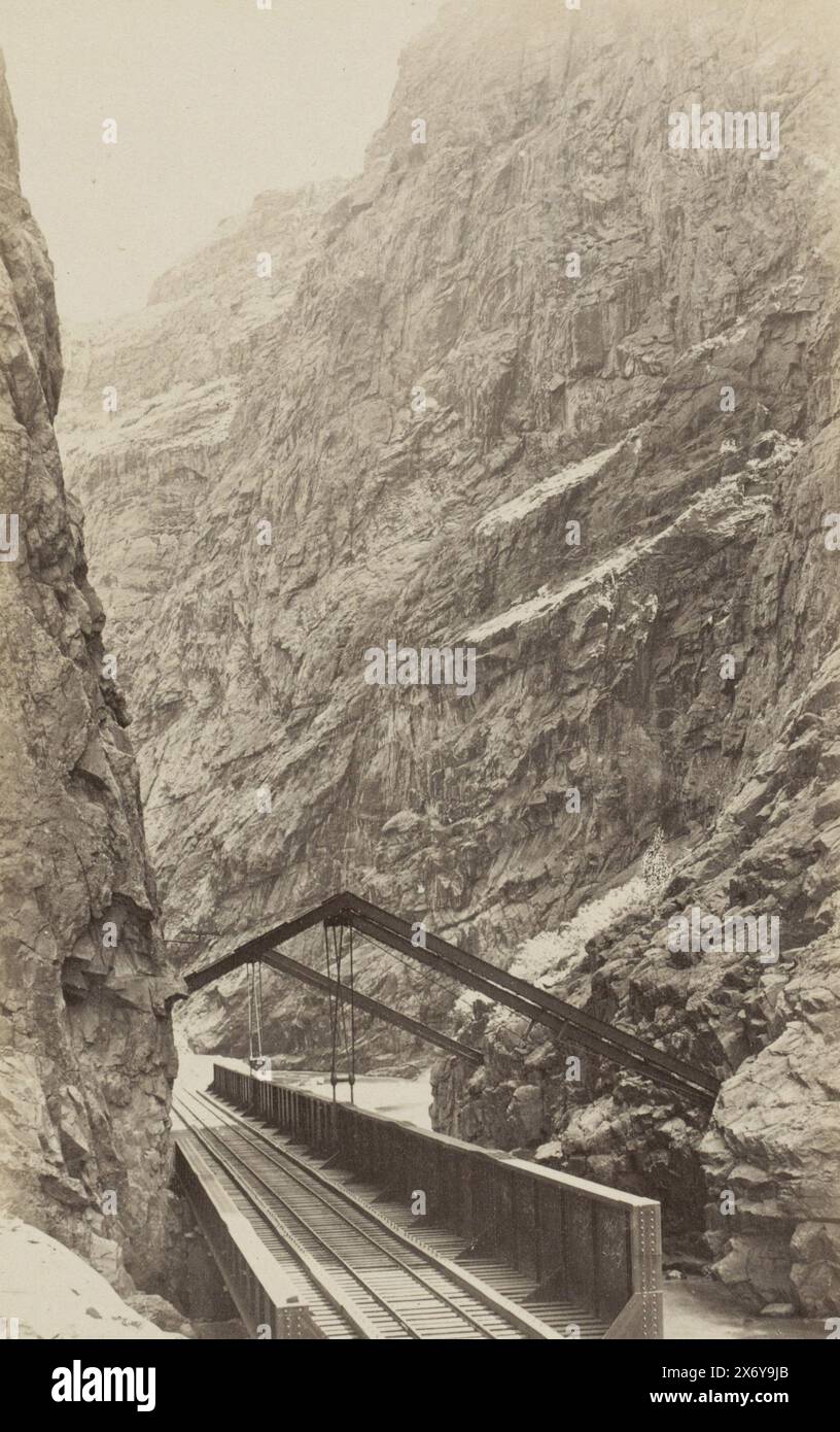 Pont de chemin de fer à travers la gorge Royale à Cañon City, Pont suspendu dans la gorge Royale (titre sur l'objet), photographie, anonyme, ville de Cañon, c. 1880 - c. 1900, carton, impression albumine, hauteur, 184 mm × largeur, 108 mm Banque D'Images