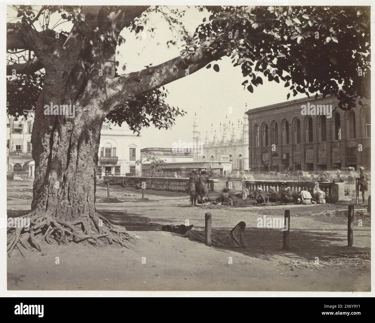 Vue sur la rue avec la mosquée Tipu Sultan Shahi et l'Hôtel Imperial, Kolkata, Bengale occidental, Inde, partie de voyage album avec des enregistrements de sites en Inde, Allemagne, Suisse et France., photographie, anonyme, Kolkata, c. 1865 - c. 1875, support photographique, tirage d'albumine, hauteur, 177 mm × largeur, 226 mm Banque D'Images