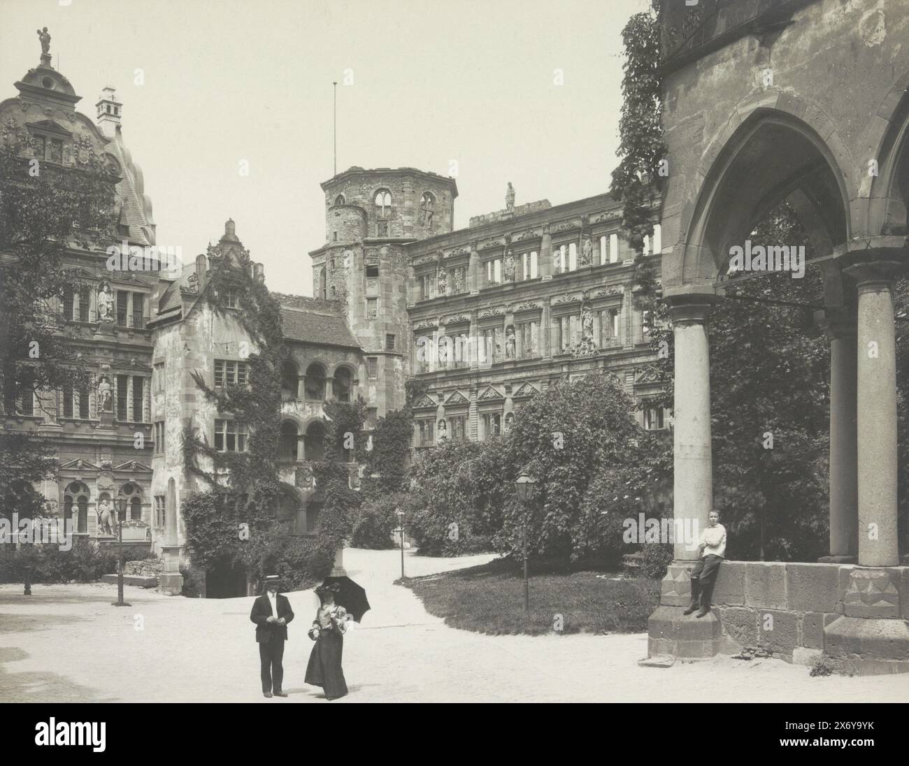 Cour du Schloss Heidelberg, Heidelberg. Schloss, Schlosshof. (Titre sur l'objet), partie d'album photo avec plans de Heidelberg et Schloss Heidelberg., photographie, anonyme, Heidelberg, 1903, support photographique, tirage argenté gélatineux, hauteur, 197 mm × largeur, 238 mm Banque D'Images