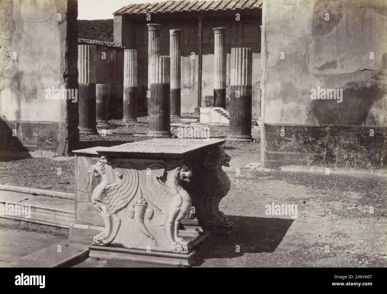 Vestiges de la Maison de Meleagro à Pompéi, Casa di Meleagro (Pompéi) (titre sur l'objet), partie de l'album photo avec enregistrements des fouilles à Pompéi par Giorgio Sommer., photographie, Giorgio Sommer, Pompéi, c. 1860 - c. 1900, papier, impression albumine, hauteur, 103 mm × largeur, 139 mm Banque D'Images