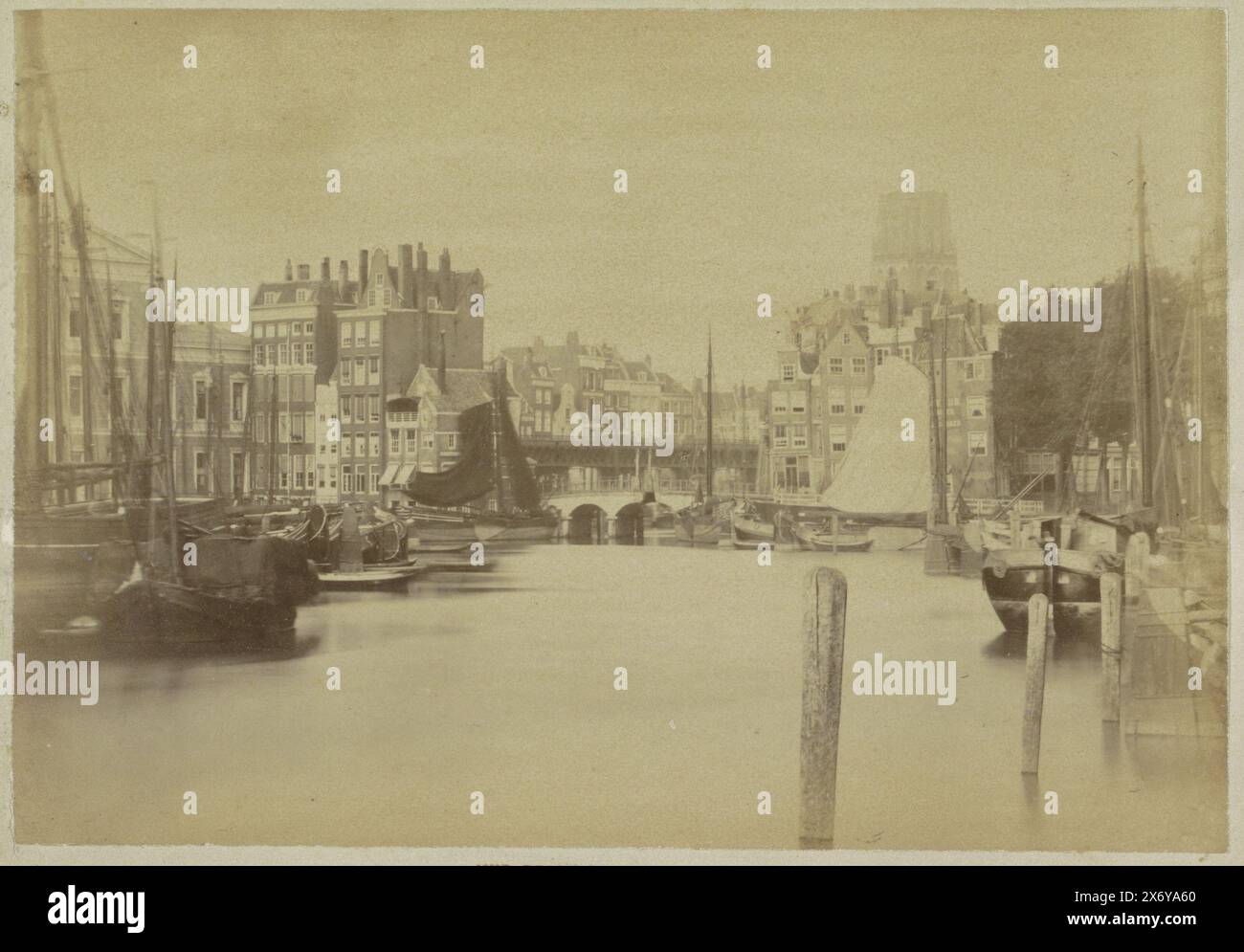 Vue du vieux port et du pont tournant à Rotterdam, vue prix a Rotterdam (titre sur objet), partie de la collection avec photos de Rotterdam., photographie, anonyme, Rotterdam, c. 1860 - c. 1880, carton, impression albumine, hauteur, 101 mm × largeur, 146 mm Banque D'Images