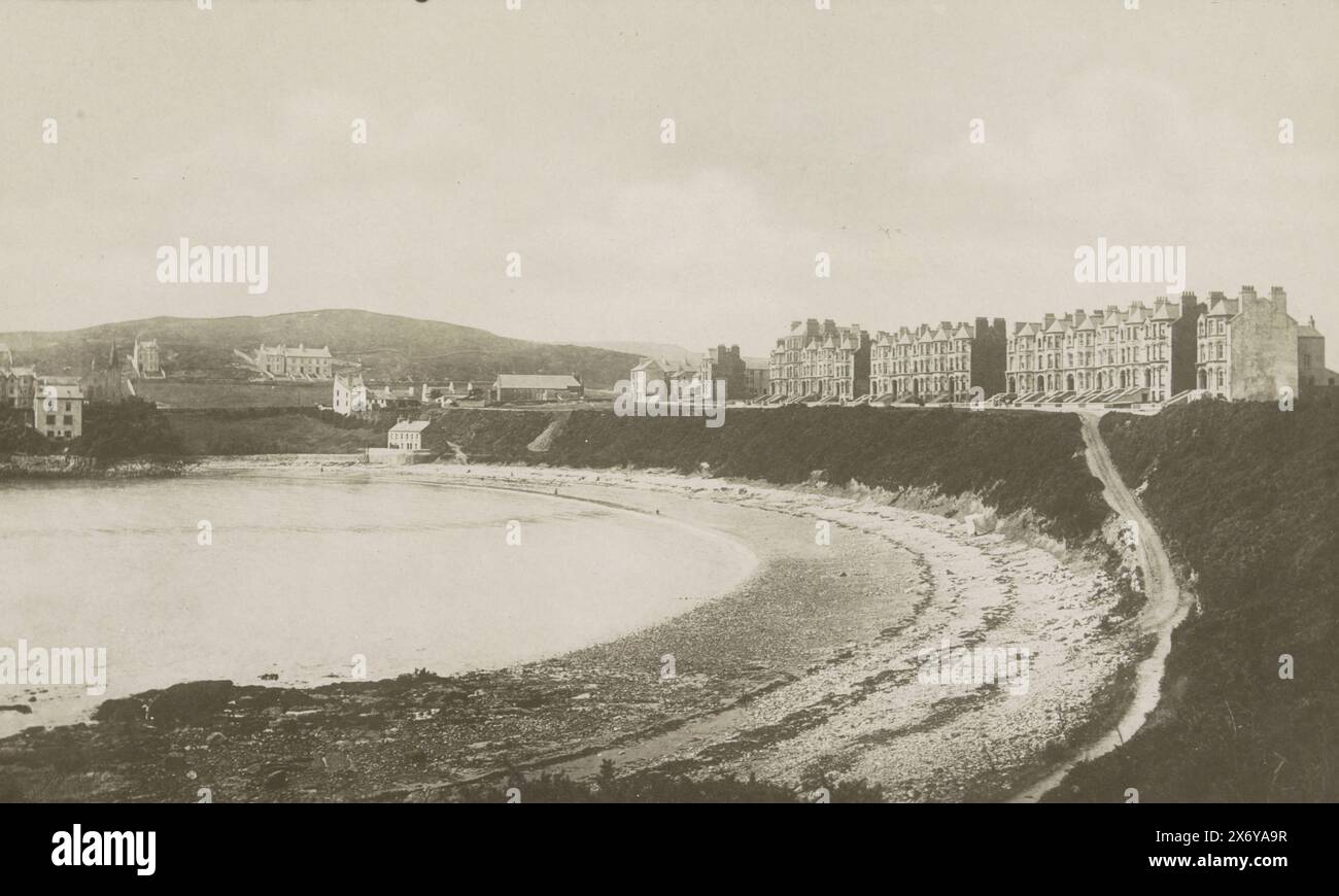 Baie avec maisons à Port Saint Mary sur l'île de Man, île de Man. Port Mary (titre sur l'objet), photo appartient à une série de 28 cartes postales illustrées distinctes d'Angleterre, Norvège, Italie, Allemagne et Tyrol (photos RP-F-F00945-1 à RP-F-F00945-28)., photographie, Francis Frith & Co, (mentionné sur l'objet), Port Saint Mary, c. 1870 - en ou avant 1898, support photographique, tirage argenté gélatiné, hauteur, 98 mm × largeur, 145 mm Banque D'Images