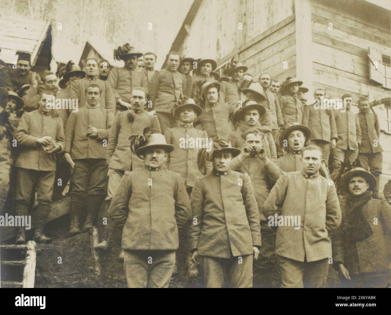 Les Bersaglieri italiens posant devant leur caserne dans les Dolomites, Bersaglieri au cantonnement. (Titre sur objet), Bersaglieri, un bataillon d'infanterie italien, pose devant leur caserne. Certains d'entre eux portent le couvre-chef typique de cette unité de l'armée, un chapeau noir-vert avec des plumes de coq sur le côté droit. Fait partie de l'album photo Mission médicale H. de Rothschild sur le front italien 1916., photographie, Henri de Rothschild, (attribué à), Dolomieten, 1916, support photographique, tirage argenté gélatineux, hauteur, 220 mm × largeur, 280 mm Banque D'Images