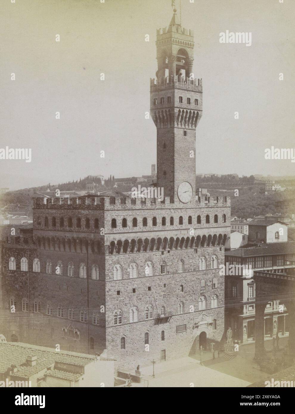 Vue du Palazzo Vecchio à Florence, FLORENCE. Palazzo Vecchio, architecture d'Arnolfo di Cambio. (Titre sur objet), partie de l'album de voyage avec des photos de sites en Italie et en France., photographie, Brogi, Florence, c. 1870 - c. 1900, papier, impression albumine, hauteur, 253 mm × largeur, 192 mm Banque D'Images