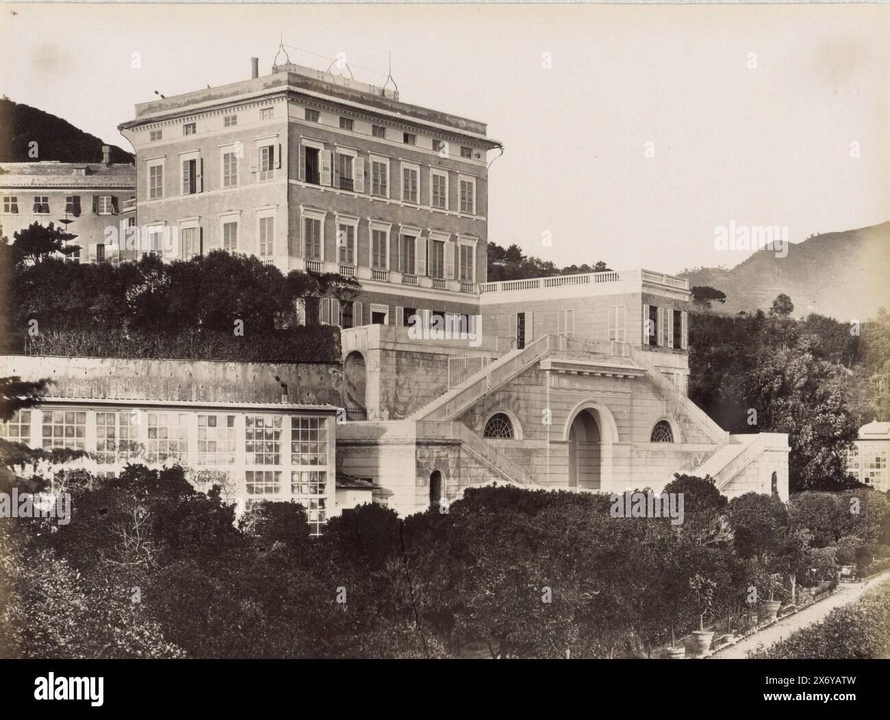 Extérieur d'une villa, probablement dans la région de Gênes, partie de voyage album avec des photos de sites à Gênes, Florence et Venise., photographie, Celestino Degoix, Gênes, c. 1870 - c. 1890, papier, impression albumine, hauteur, 215 mm × largeur, 277 mm Banque D'Images