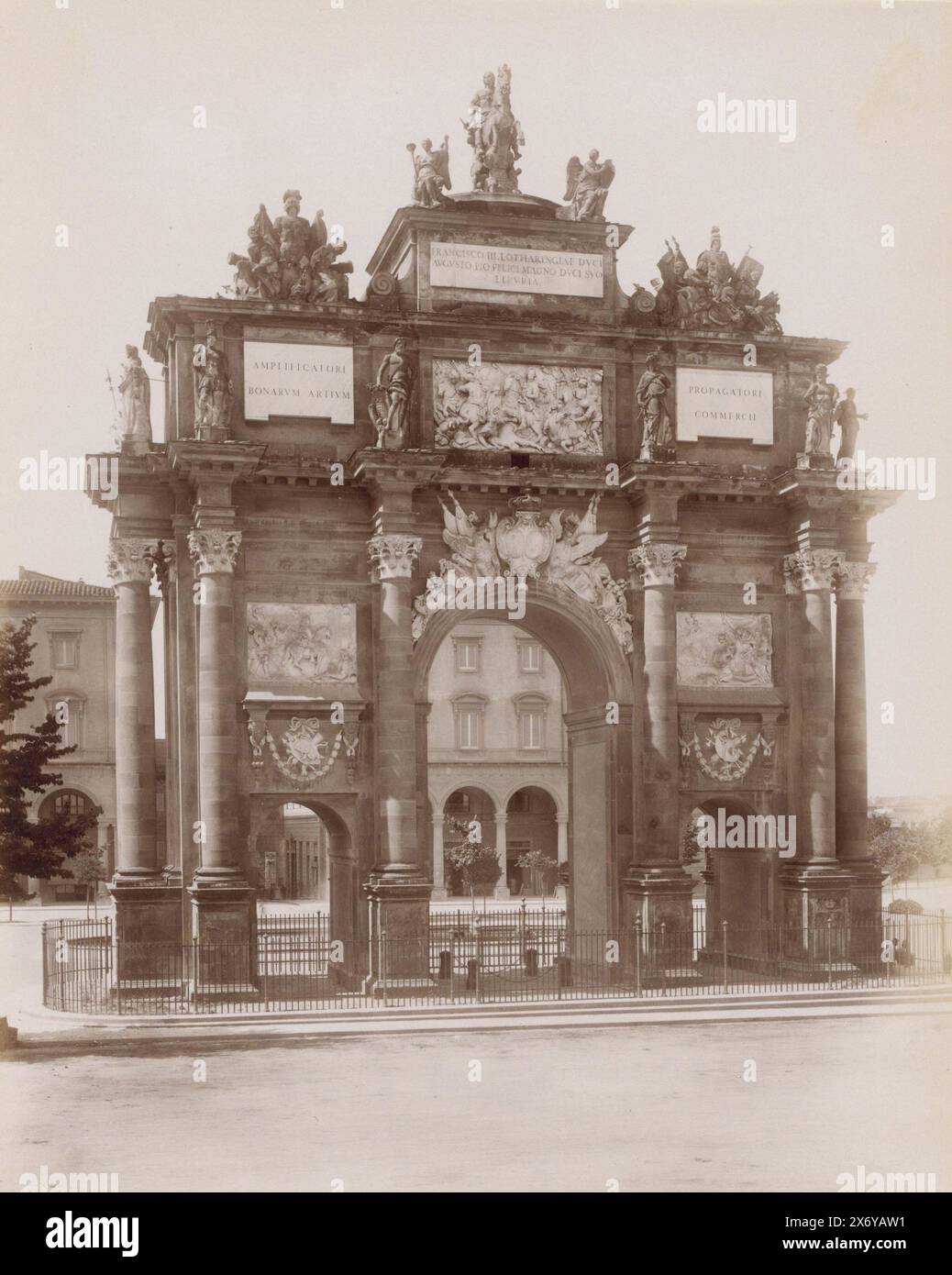 Côté nord de l'Arc de Triomphe en face de la Maison de Lorraine à Florence, FLORENCE. Arco Trionfale, costruito dal Jadot nel 1745. (Titre sur objet), partie de l'album de voyage avec des photos de sites à Gênes, Florence et Venise., photographie, Brogi, Florence, c. 1870 - c. 1890, papier, impression albumine, hauteur, 251 mm × largeur, 195 mm Banque D'Images