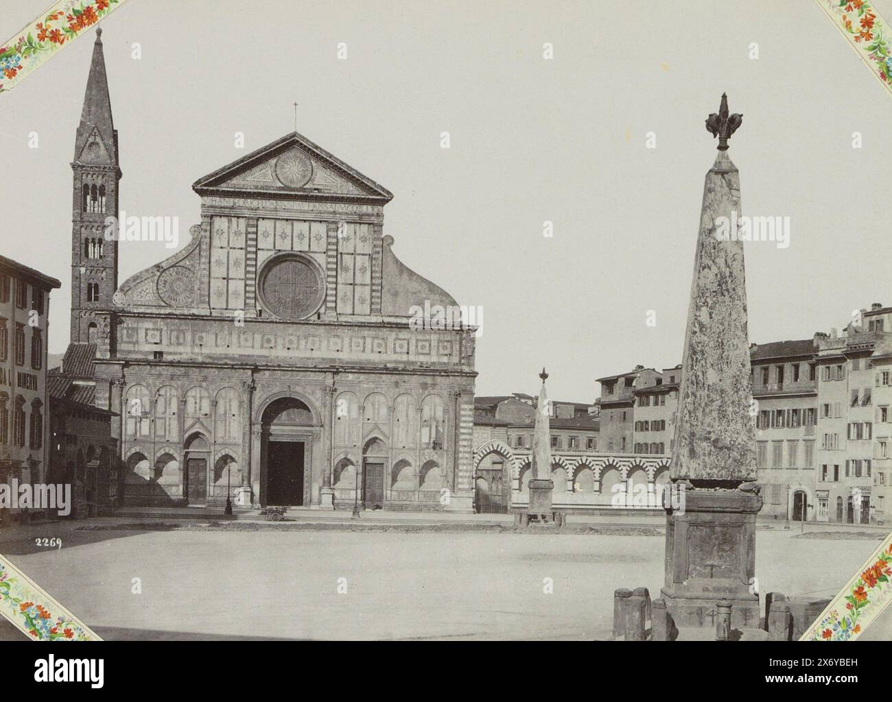 Extérieur du San Maria Novella à Florence, Florence - Piazza di S. Maria Novella (Fra sisto e ristoro, la facciata è di G. Bettini e Leon Batt. Alberti) (titre sur l'objet), partie d'album photo avec des plans de sites dans les villes italiennes et des œuvres de multiples, photographie, anonyme, Florence, c. 1860 - c. 1900, support photographique, tirage à l'albumen, hauteur, 188 mm × largeur, 247 mm Banque D'Images
