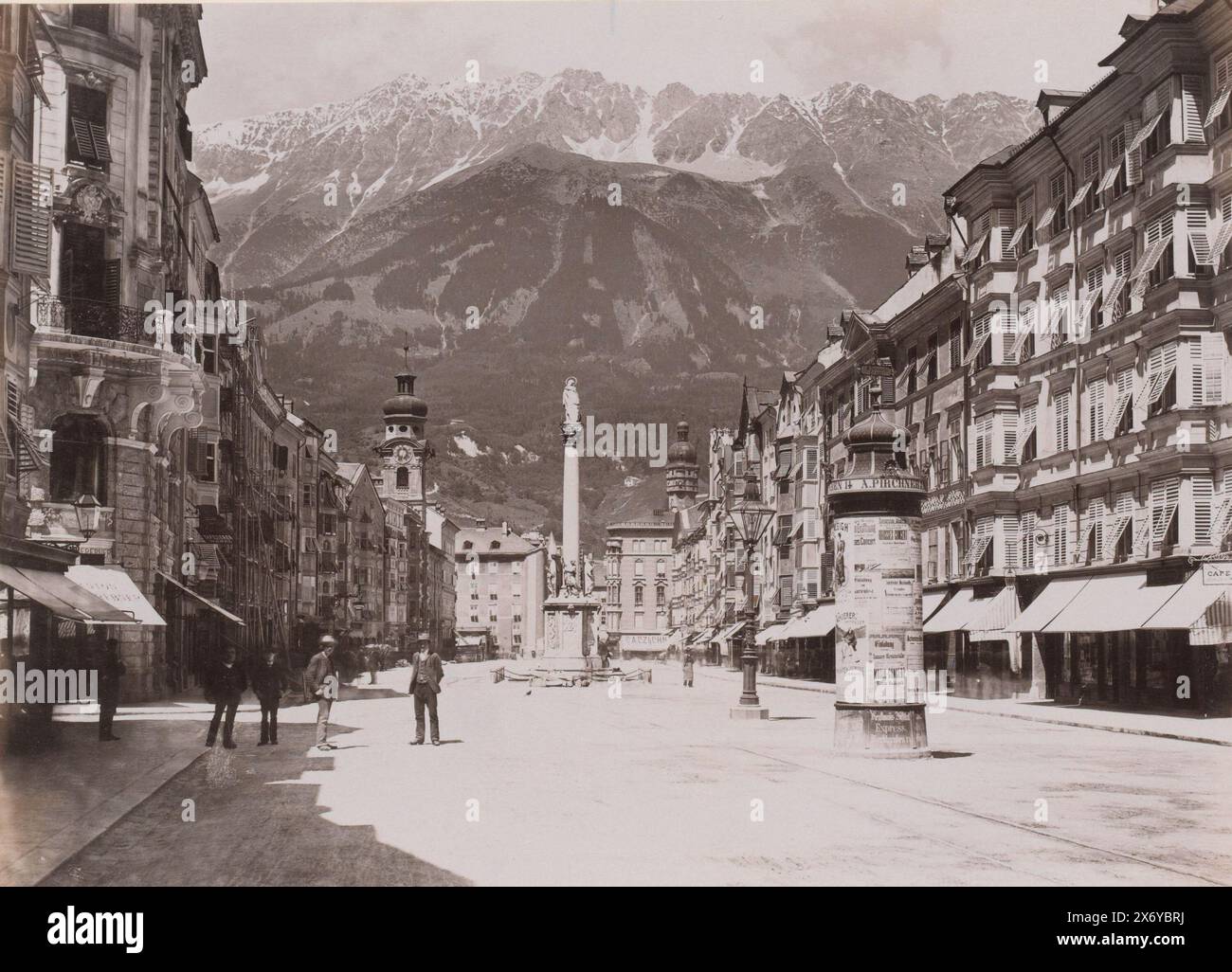 Maria-Theresienstraat à Innsbruck avec boutiques, public, colonne publicitaire et statue, Maria-Theresienstrasse à Innsbruck (titre sur objet), partie d'album de voyage avec des sites touristiques en Allemagne, Autriche, Suisse, Luxembourg et Belgique., photographie, Fritz Gratl, (mentionné sur l'objet), Innsbruck, c. 1880 - avant 1899, papier, collotype, hauteur, 190 mm × largeur, 259 mm Banque D'Images