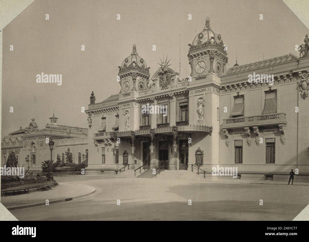 Extérieur du Casino de Monte Carlo, Monte Carlo, le Casino (titre sur objet), partie de l'album d'un amateur français avec des photos de France, Algérie, Palmyre, l'exposition universelle de 1900 et des Français célèbres., photographie, Schroeder & Cie., Monaco, c. 1890 - c. 1900, papier, collotype, hauteur, 205 mm × largeur, 267 mm Banque D'Images
