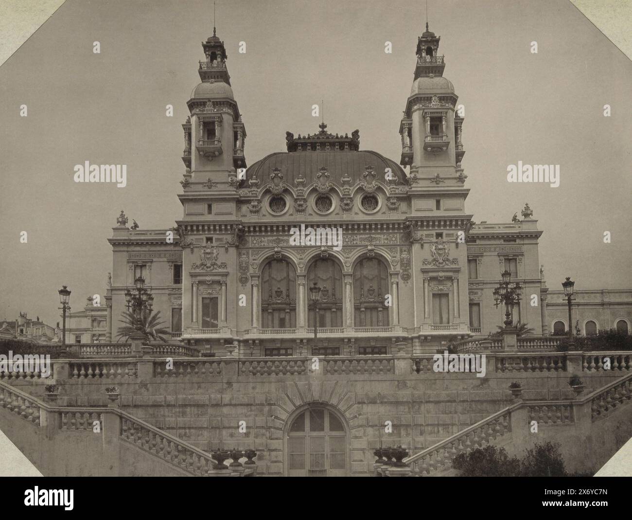 Extérieur du théâtre de Monte-Carlo, Monte Carlo, le Théâtre en façade (titre sur objet), partie d'un album d'un amateur français avec des photographies de France, Algérie, Palmyre, l'exposition universelle de 1900 et des Français célèbres., photographie, Photoglob & Co, Monaco, c. 1890 - c. 1900, papier, collotype, hauteur, 212 mm × largeur, 269 mm Banque D'Images