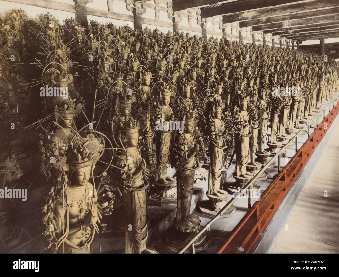 Images dans le temple Sanjusangen à Kyoto, Sanjiu Sangendo images à Kyoto (titre sur objet), partie de l'album avec 69 photos d'un voyage à travers le Japon., photographie, anonyme, Kyoto, 1890 - 1894, carton, impression albumine, hauteur, 200 mm × largeur, 263 mm Banque D'Images