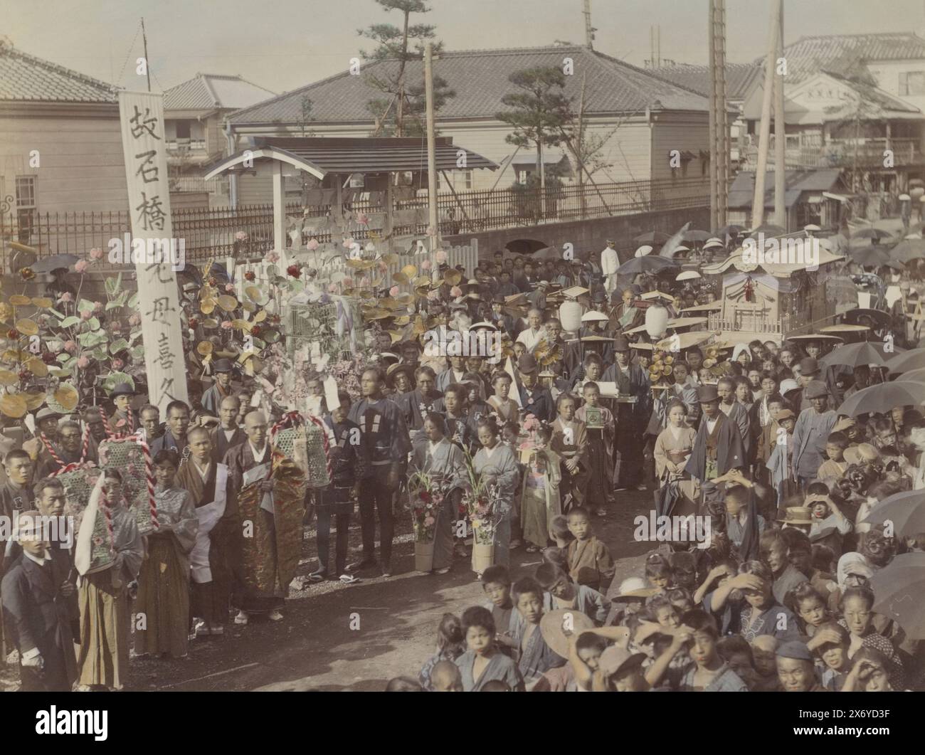 Cortège funéraire au Japon, funérailles (titre sur objet), partie d'album avec 69 photos d'un voyage à travers le Japon., photographie, Kusakabe Kimbei, (attribué à l'atelier de), Japon, 1890 - 1894, carton, impression à l'albumen, hauteur, 194 mm × largeur, 251 mm Banque D'Images