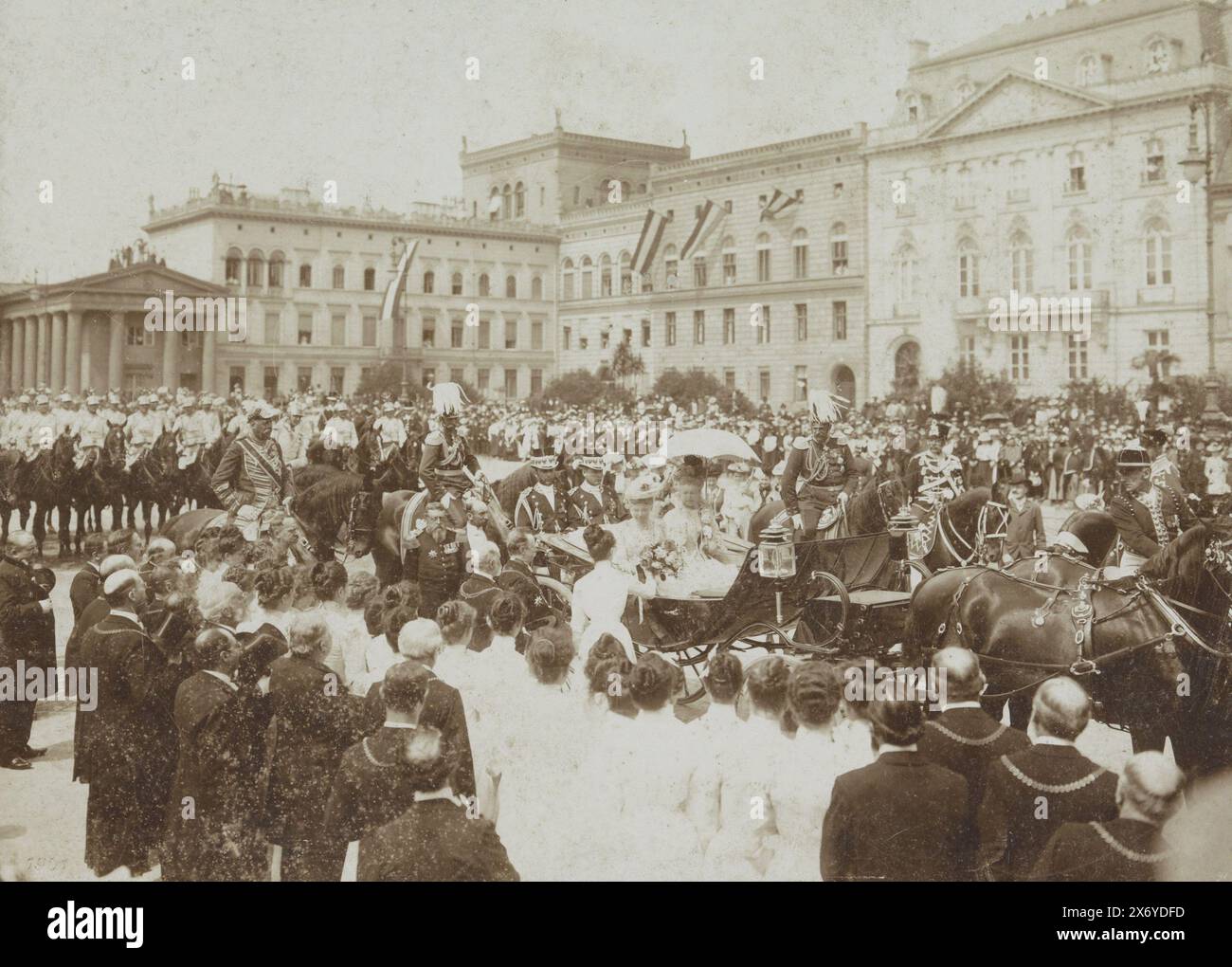 La reine Wilhelmine et sa mère la reine Emma dans une calèche sur la Pariser Platz à Berlin, 1899, visite Potsdam octobre 1899 (titre sur l'objet), photographie, Ottomar Anschütz, (mentionné sur l'objet), Berlin, 1899, support photographique, tirage albumine, hauteur, 161 mm × largeur, 221 mm × hauteur, 178 mm × largeur, 237 mm Banque D'Images