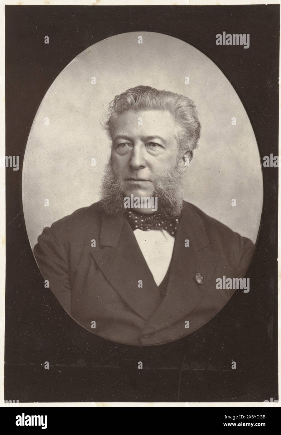 Portrait ovale d'atelier du pasteur et poète J.J.L. TEN Kate, photographie, Wegner & Mottu, (attribué à), Louis Wegner, Pierre Alexis Mottu, Amsterdam, 1870 - 1880, papier, hauteur, 128 mm × largeur, 88 mm, hauteur, 145 mm × largeur, 105 mm Banque D'Images