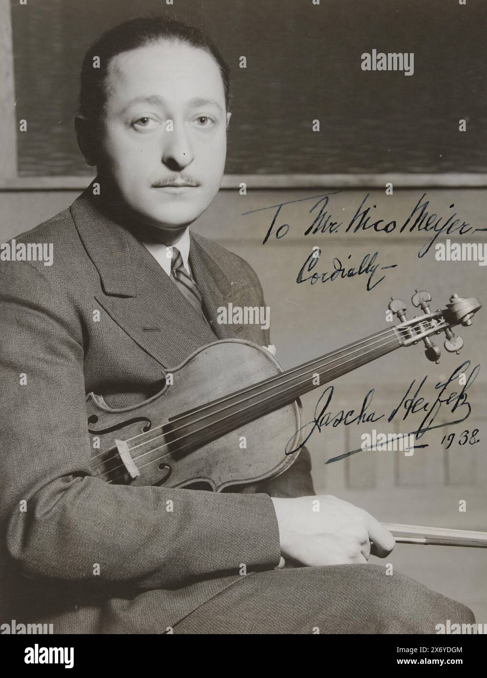 Portrait de Jascha Heifetz, à mr. Nico Meyer - cordialement, Jascha Heifetz (titre sur l'objet), photographie, Fox photos, (mentionné sur l'objet), Londres, 1938, support photographique, tirage argenté gélatineux, hauteur, 205 mm × largeur, 160 mm Banque D'Images
