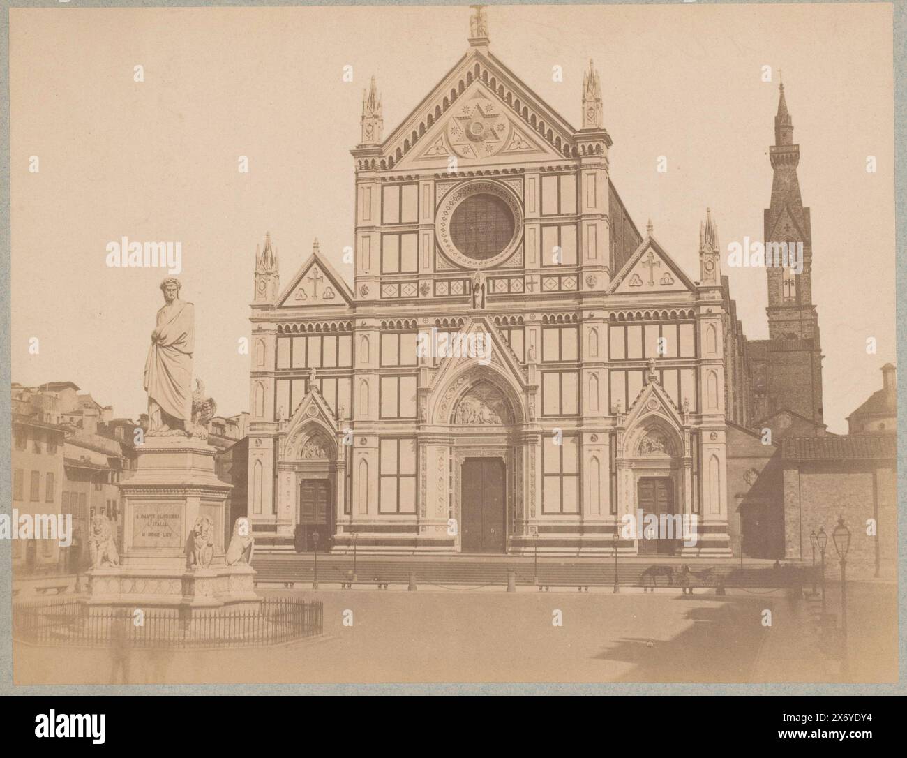 Extérieur de la basilique Santa Croce et de la statue de Dante Alighieri à Florence, Italie, Chiesa di S. Croce (titre sur objet), Florence (titre de la série sur objet), photographie, anonyme, d'après sculpture par : Enrico Pazzi, Florence, 1865 - 1900, carton, impression à l'albumen, hauteur, 201 mm × largeur, 253 mm Banque D'Images