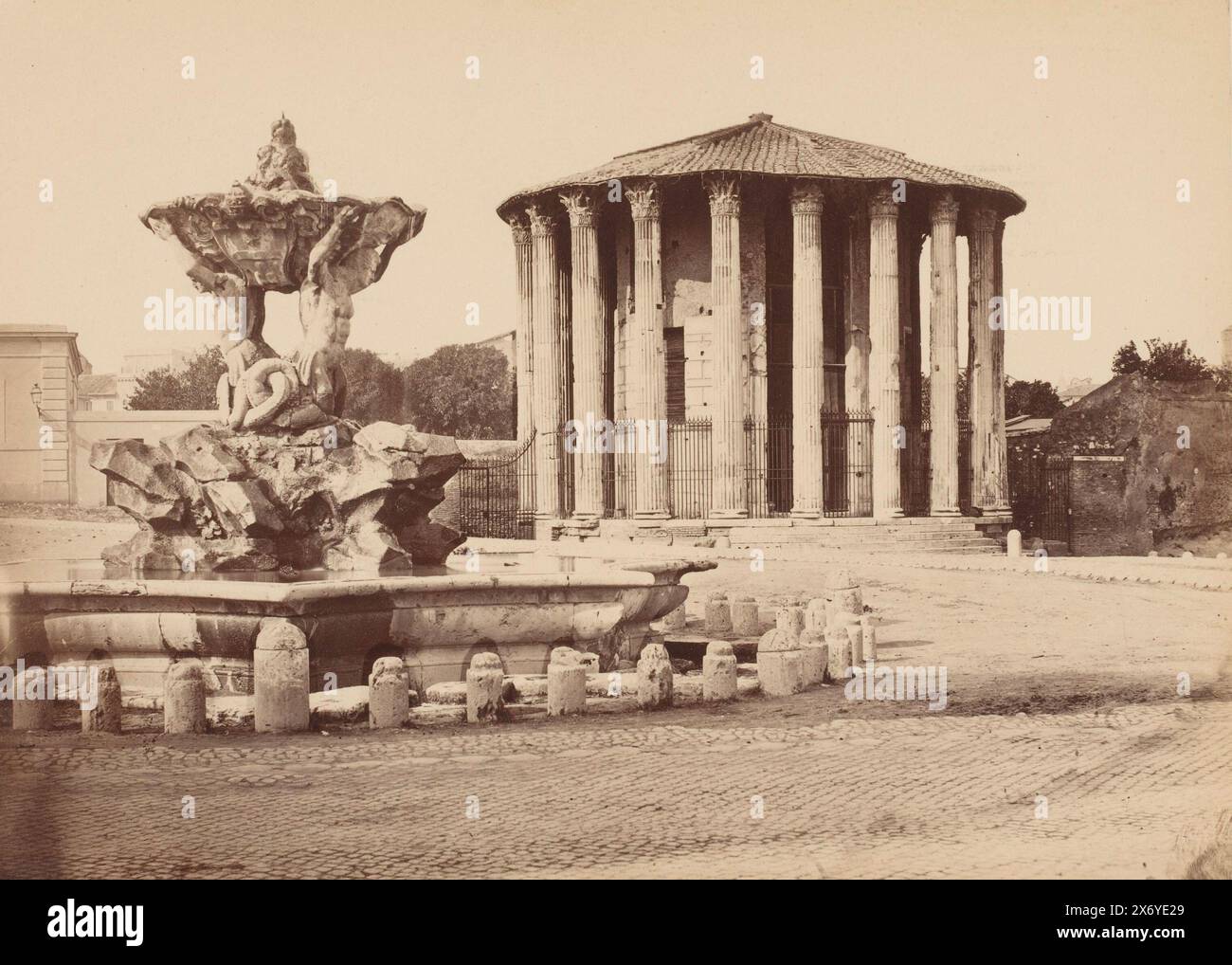 Temple d'Hercule Invictus au Forum Boarium à Rome, Italie, photographie, anonyme, d'après sculpture par : anonyme, Rome, 1851 - 1900, carton, impression albumine, hauteur, 244 mm × largeur, 330 mm Banque D'Images