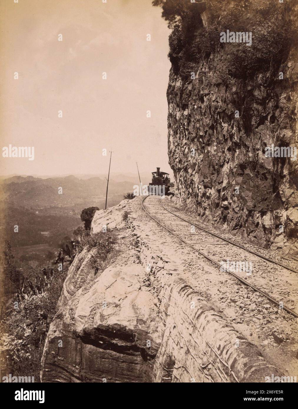 Le train passe par le sensation Rock entre Kandy et Colombo, Sri Lanka, photographie, Charles T. Scowen & Co, (mentionné sur l'objet), Sri Lanka, 1876 - 1893, papier, impression albumen, hauteur, 280 mm × largeur, 210 mm, hauteur, 300 mm × largeur, 222 mm Banque D'Images