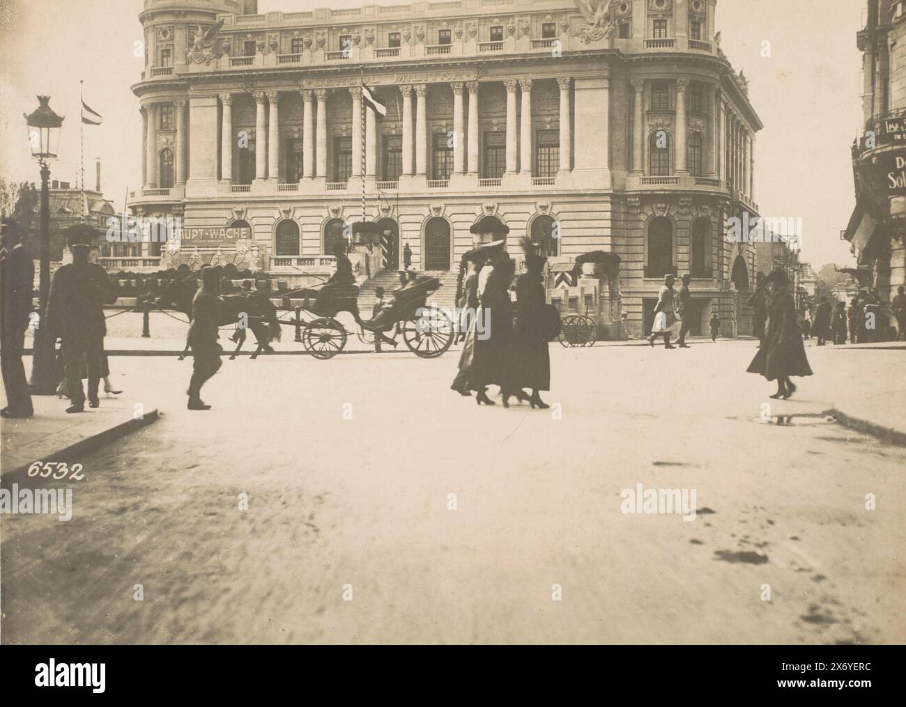 Vue du bâtiment du Cercul Militar roumain pendant l'occupation allemande de Bucarest, photographie, anonyme, Boekarest, 1916 - 1918, papier baryta, impression gélatineuse argentée, hauteur, 270 mm × largeur, 377 mm, hauteur, 365 mm × largeur, 486 mm Banque D'Images