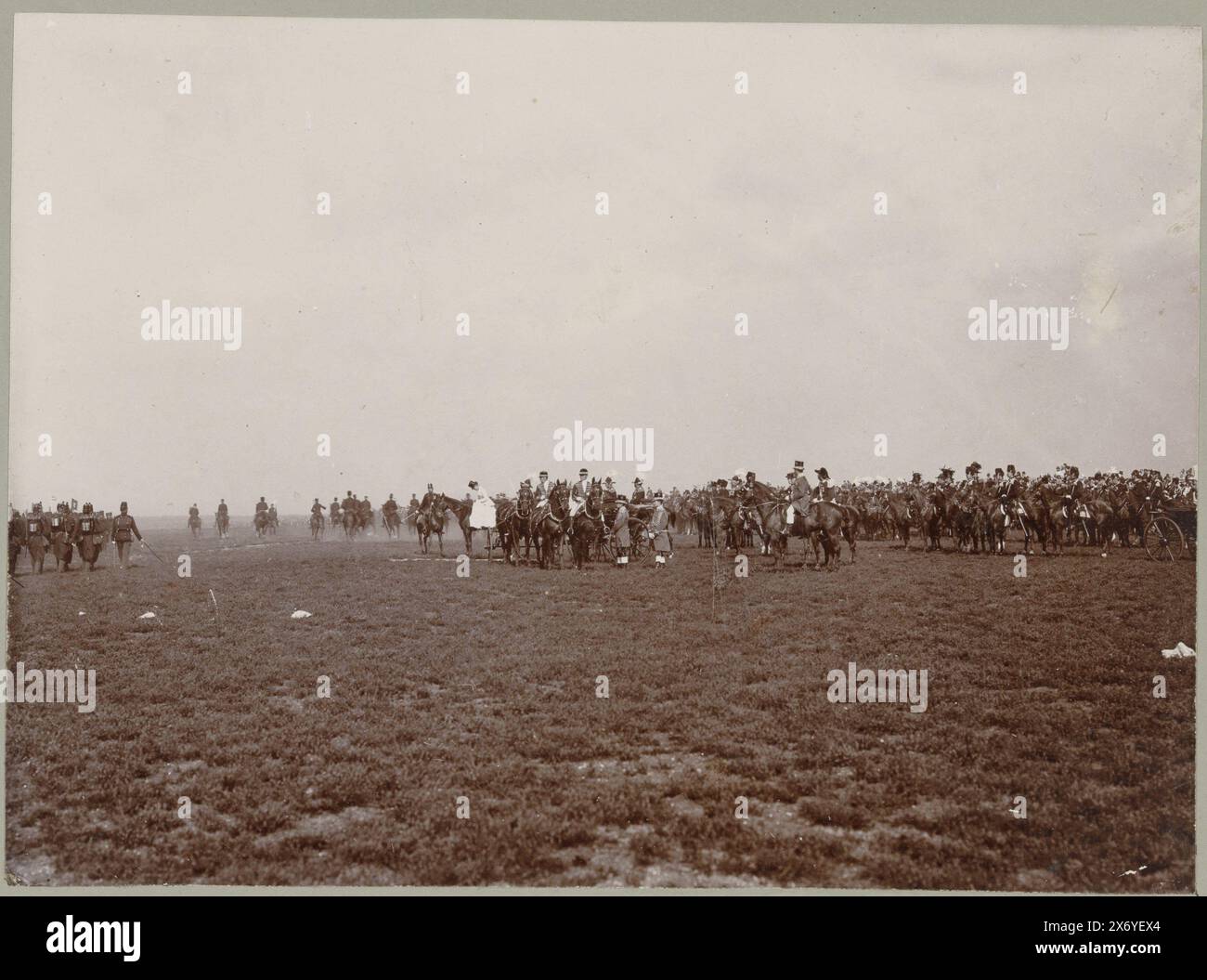 La reine Wilhelmina descend de son cheval lors d'un exercice militaire, photographie, anonyme, inconnu, 1901 - 1910, support photographique, hauteur, 167 mm × largeur, 228 mm, hauteur, 318 mm × largeur, 378 mm Banque D'Images