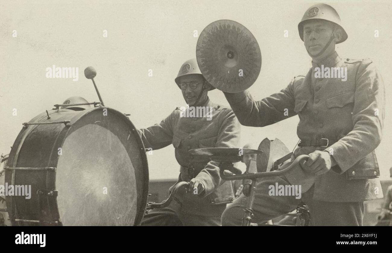 Corps de musique militaire à vélo, corps de musique cycliste néerlandais, le seul instrument à percussion au monde (titre sur objet), photographie, anonyme, pays-Bas, 1925 - 1935, support photographique, tirage argenté gélatineux, hauteur, 91 mm × largeur, 140 mm Banque D'Images