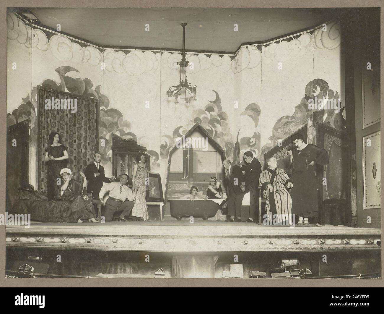 Scène de 'Suzanna dans le bain' : deux actrices dans une baignoire avec des acteurs les entourant, texte publicitaire tout autour, photographie, anonyme, inconnu, 1900 - 1920, support photographique, tirage argenté gélatineux, hauteur, 160 mm × largeur, 221 mm, hauteur, 298 mm × largeur, 352 mm Banque D'Images