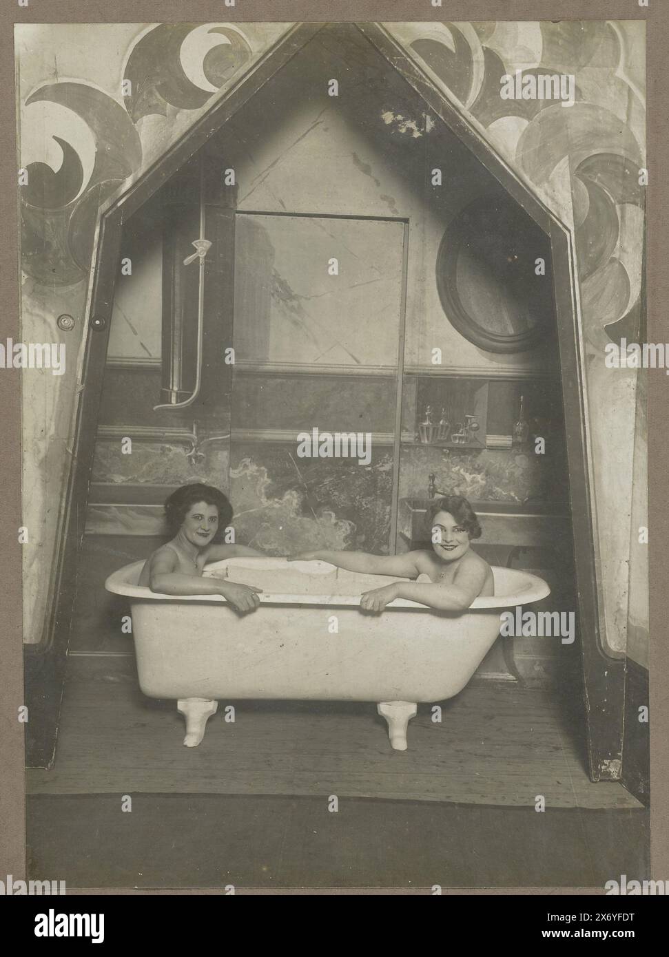 Scène de 'Suzanna dans le bain' : deux actrices dans une baignoire avec du texte publicitaire tout autour, photographie, anonyme, inconnu, 1900 - 1920, support photographique, tirage argenté gélatineux, hauteur, 223 mm × largeur, 161 mm, hauteur, 334 mm × largeur, 196 mm Banque D'Images