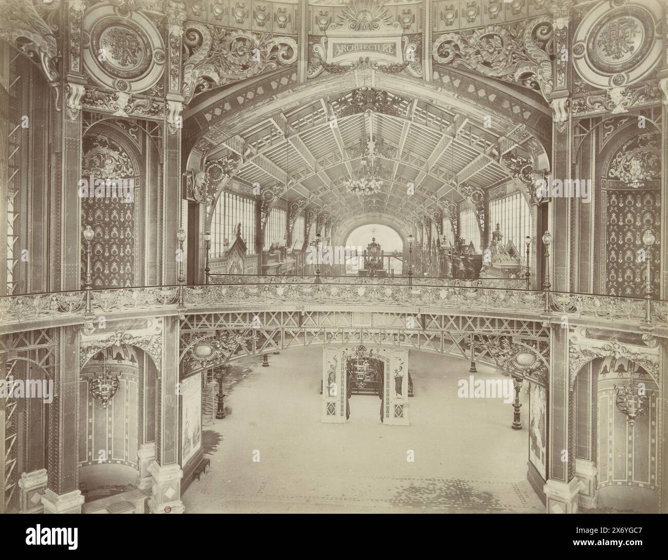 Salle d'exposition à l'exposition universelle de 1889 à Paris, exposition universelle de 1889 (titre sur objet), photographie, Neurdein Frères, (mentionné sur objet), éditeur : J. Réségotti, (mentionné sur l'objet), Paris, 1889, papier, imprimé albumen, hauteur, 219 mm × largeur, 270 mm, hauteur, 307 mm × largeur, 407 mm Banque D'Images Salle d'exposition à l'exposition universelle de 1889 à Paris, exposition universelle de 1889 (titre sur objet), photographie, Neurdein Frères, (mentionné sur objet), éditeur : J. Réségotti, (mentionné sur l'objet), Paris, 1889, papier, imprimé albumen, hauteur, 219 mm × largeur, 270 mm, hauteur, 307 mm × largeur, 407 mm Banque D'Images