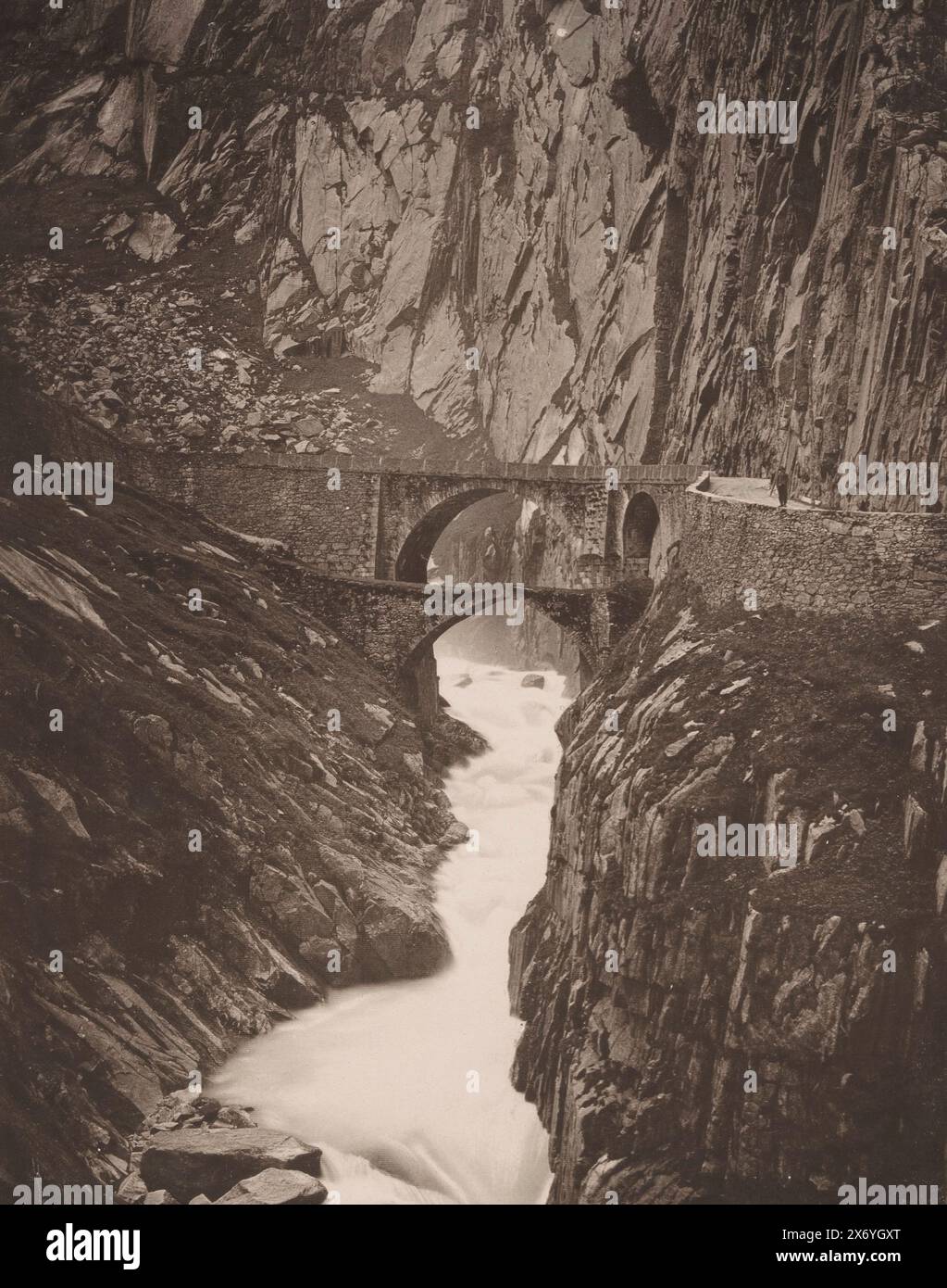 Teufelsbrücke au-dessus de la gorge de Schöllenen près d'Andermatt, Teufelsbrücke, Andermatt (titre sur objet), empreinte photomécanique, anonyme, anonyme, Schöllenenkloof, 1870 - 1930, papier, collotype, hauteur, 456 mm × largeur, 349 mm Banque D'Images