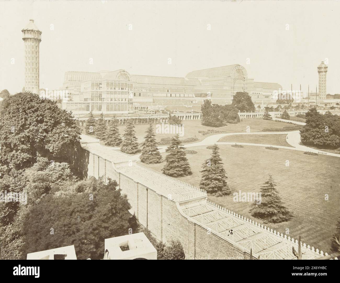 The Crystal Palace at Sydenham, The Crystal Palace (titre sur objet), photographie, Francis Godolphin Osbourne Stuart, (mentionné sur objet), Sydenham, 1880 - 1910, baryta paper, hauteur, 213 mm × largeur, 280 mm, hauteur, 335 mm × largeur, 422 mm Banque D'Images