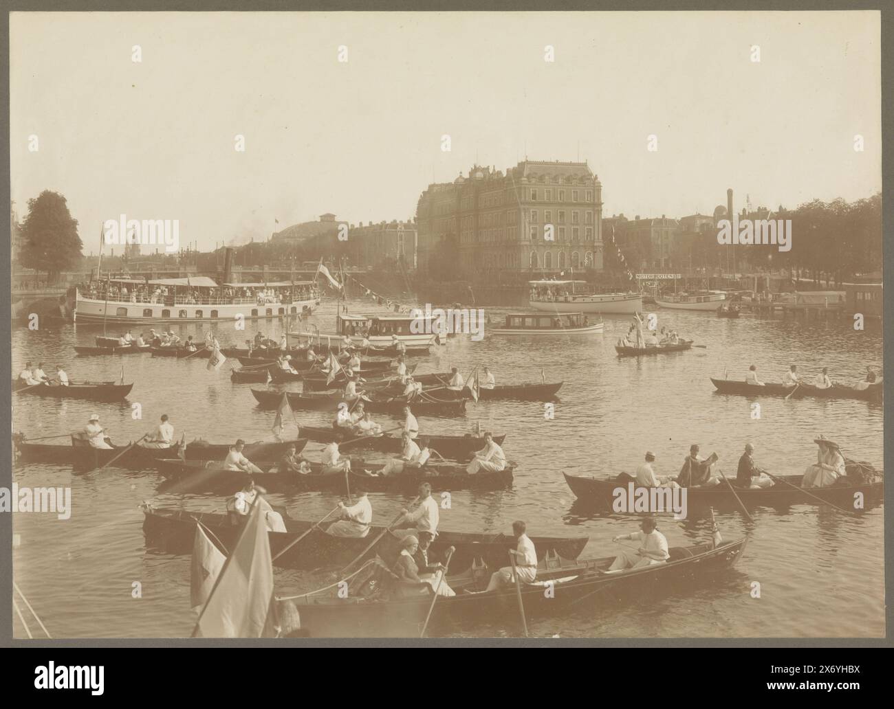 Rameurs sur l'Amstel (entre Stadhouderskade et l'Hôtel Amstel), Amsterdam, photographie, E. van Elfrinkhoff, (mentionné sur l'objet), Amsterdam, 1900 - 1920, papier, hauteur, 208 mm × largeur, 288 mm, hauteur, 250 mm × largeur, 345 mm Banque D'Images