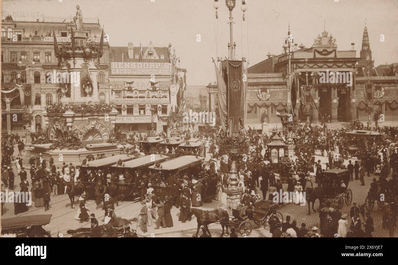 Vue de la place du Dam et du Zocher Beurs lors des festivités d’inauguration de Wilhelmine du 5 au 9 septembre 1898, photographie, Sigmund Löw, (éventuellement), Editeur : S. Herz, (mentionné sur l'objet), Amsterdam, 5-Sep-1898 - 9-Sep-1898, carton, hauteur, 108 mm × largeur, 166 mm Banque D'Images