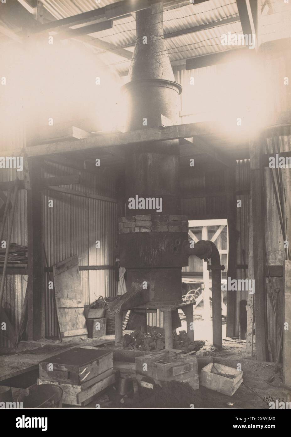 Four de coulée (titre sur objet), Belawan Ocean Port (titre de série sur objet), Atelier avec four de coulée. Numéroté : 260. Partie du groupe de photos individuelles sur la construction du port de Belawan sur la côte de Medan, Sumatra 1921-1922., photographie, anonyme, Belawan, 19-Oct-1922, support photographique, tirage argenté gélatineux, hauteur c. 220 mm × largeur c. 160 mm Banque D'Images