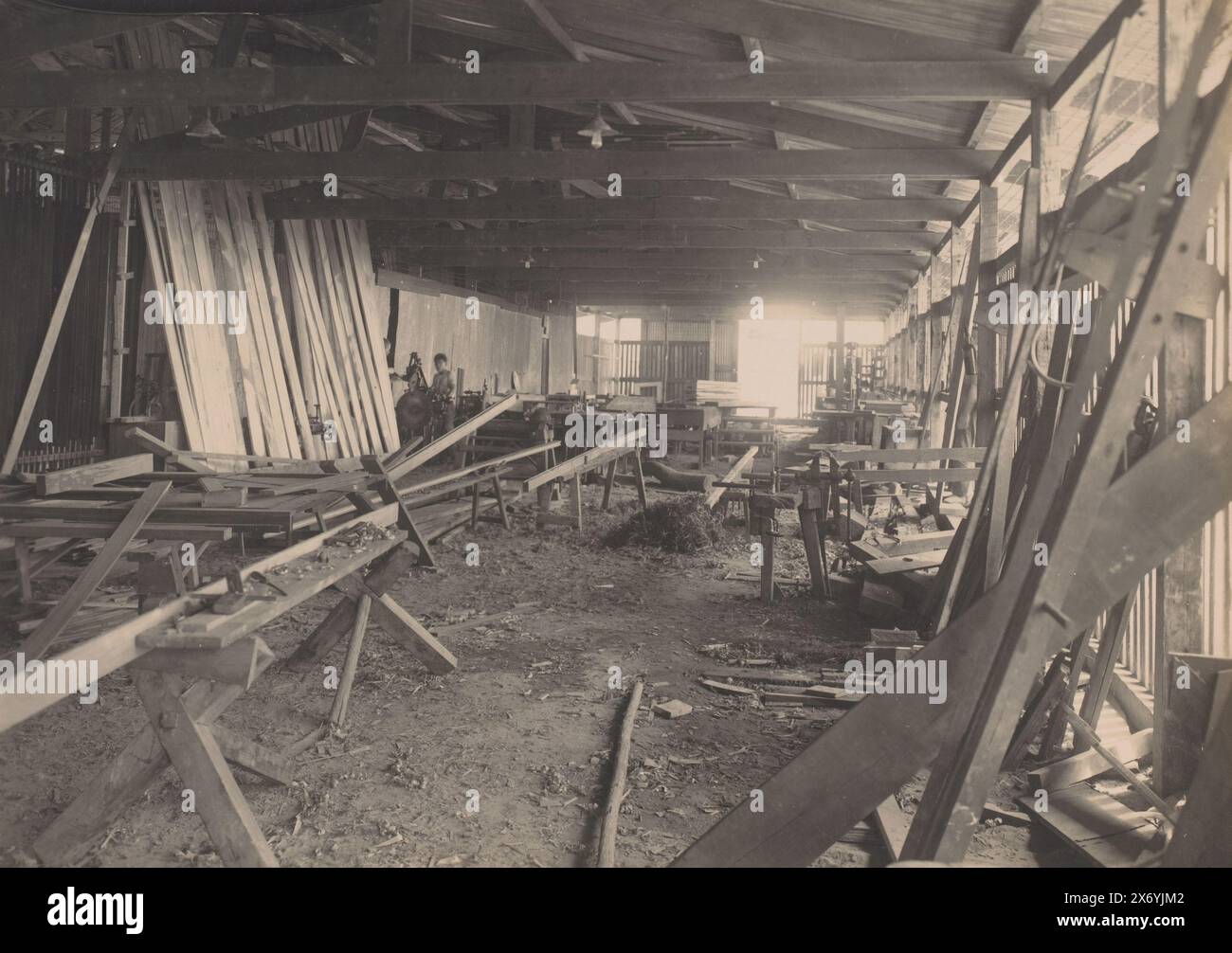 Atelier de menuiserie (titre sur objet), Belawan Ocean Port (titre de la série sur objet), vue de l'atelier de menuiserie sur le chantier. Numéroté : 234. Partie du groupe de photos individuelles sur la construction du port de Belawan sur la côte de Medan, Sumatra 1921-1922., photographie, anonyme, Belawan, 1922, support photographique, tirage argenté gélatineux, hauteur c. 160 mm × largeur c. 220 mm Banque D'Images