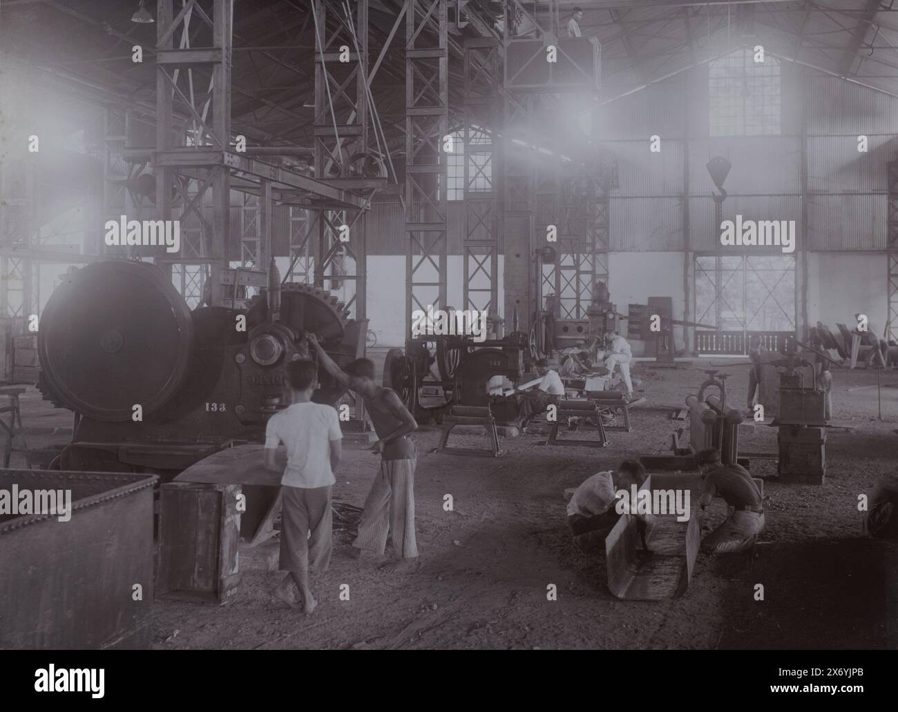 Atelier de construction, hall d'usine avec l'atelier de construction à Jogyakarta, CA. 1931. Partie du classeur avec des photos de machines de la N.V. Machinefabriek Braat à Surabaya, Soekaboemi et Jogyakarta, de la période 1908-1942., photographie, Atelier Umbgrove, (mentionné sur l'objet), Jogjakarta, 1929 - 1932, support photographique, hauteur, 170 mm × largeur, 229 mm Banque D'Images