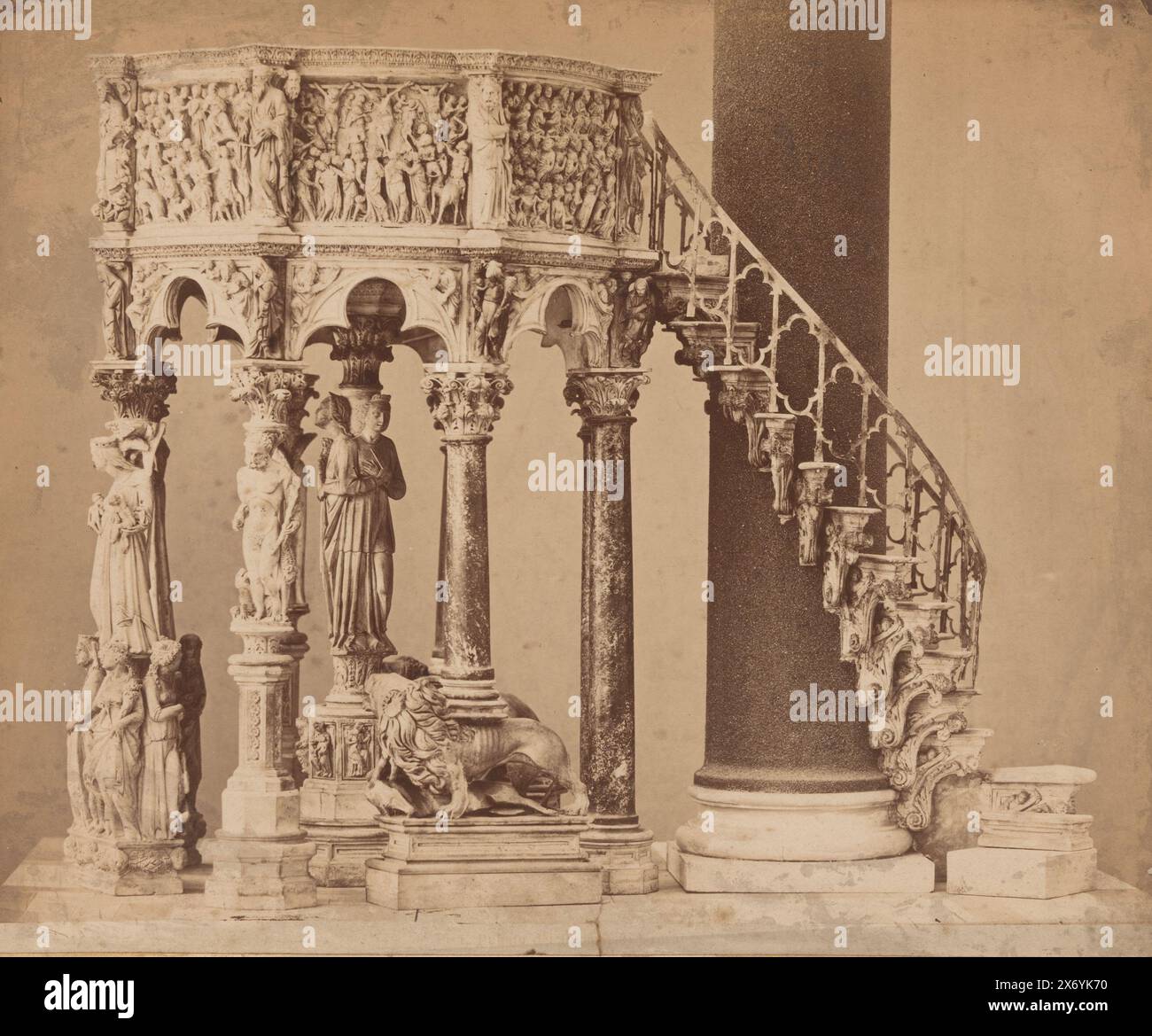 Chaire dans la cathédrale de Pise, Pise - Pulpito del Duomo (titre sur objet), photographie, anonyme, d'après sculpture par : Giovanni Pisano, Pise, 1851 - 1900, papier, impression albumine, hauteur, 207 mm × largeur, 249 mm, hauteur, 212 mm × largeur, 255 mm Banque D'Images