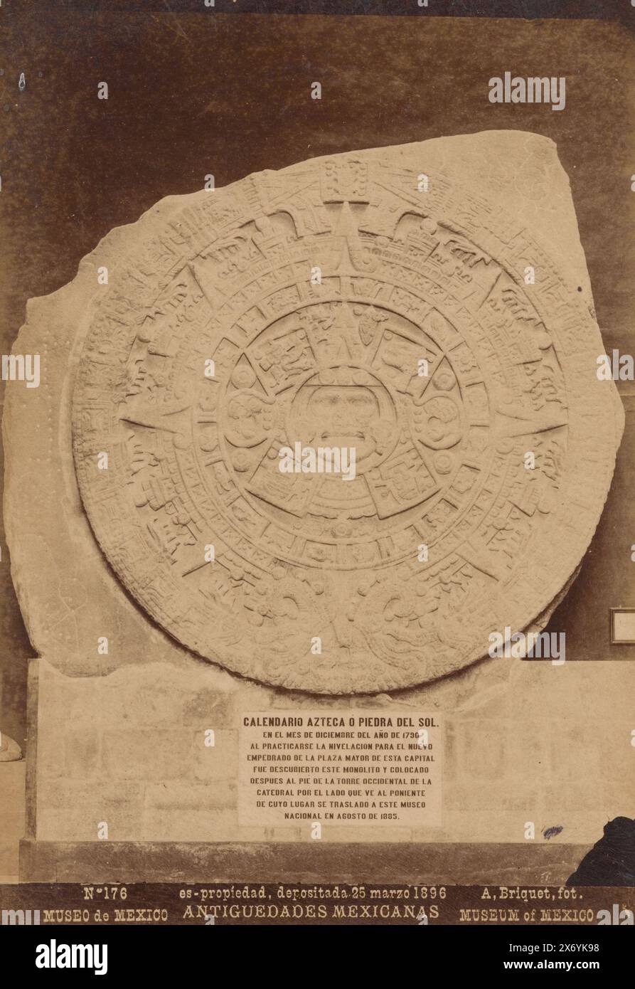 Piedra del sol au Musée archéologique de Mexico, Museo de Mexico, Musée du Mexique (titre sur objet), Antiguedades Mexicanas (titre de la série sur objet), photographie, Abel briquet, (mentionné sur objet), Mexico-Stad, 1896, papier, impression albumen, hauteur, 193 mm × largeur, 133 mm, hauteur, 210 mm × largeur, 161 mm Banque D'Images
