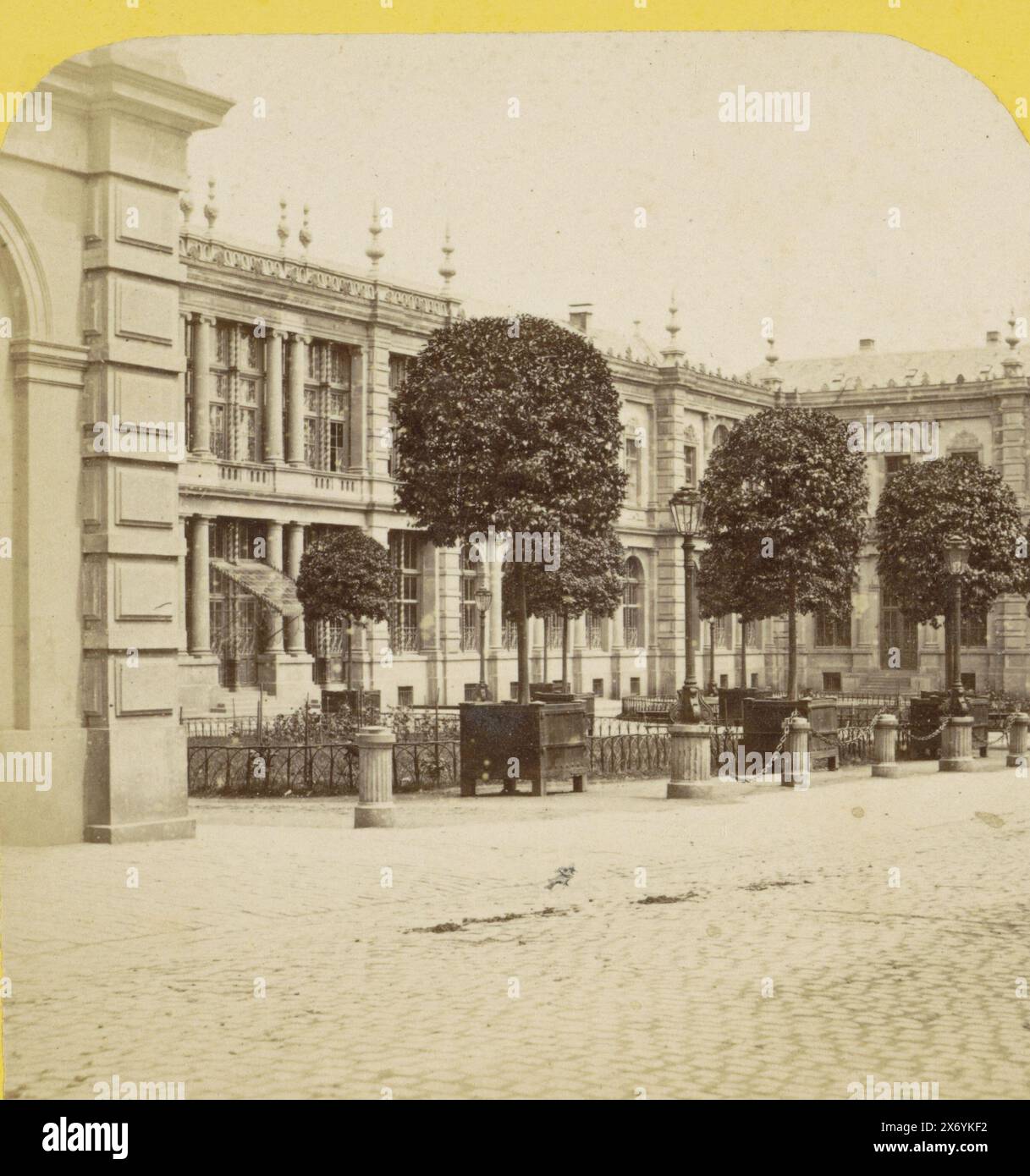 Kurhaus in Bad Homburg, Germany, Hombourg (Hesse-Hombourg), le kursaal, vu de la rue, façade principale (titre sur objet), Allemagne (titre de la série sur objet), Stereograph, Hippolyte Jouvin, (mentionné sur objet), Homburg, 1860 - 1865, carton, impression albumine, hauteur, 86 mm × largeur, 177 mm Banque D'Images