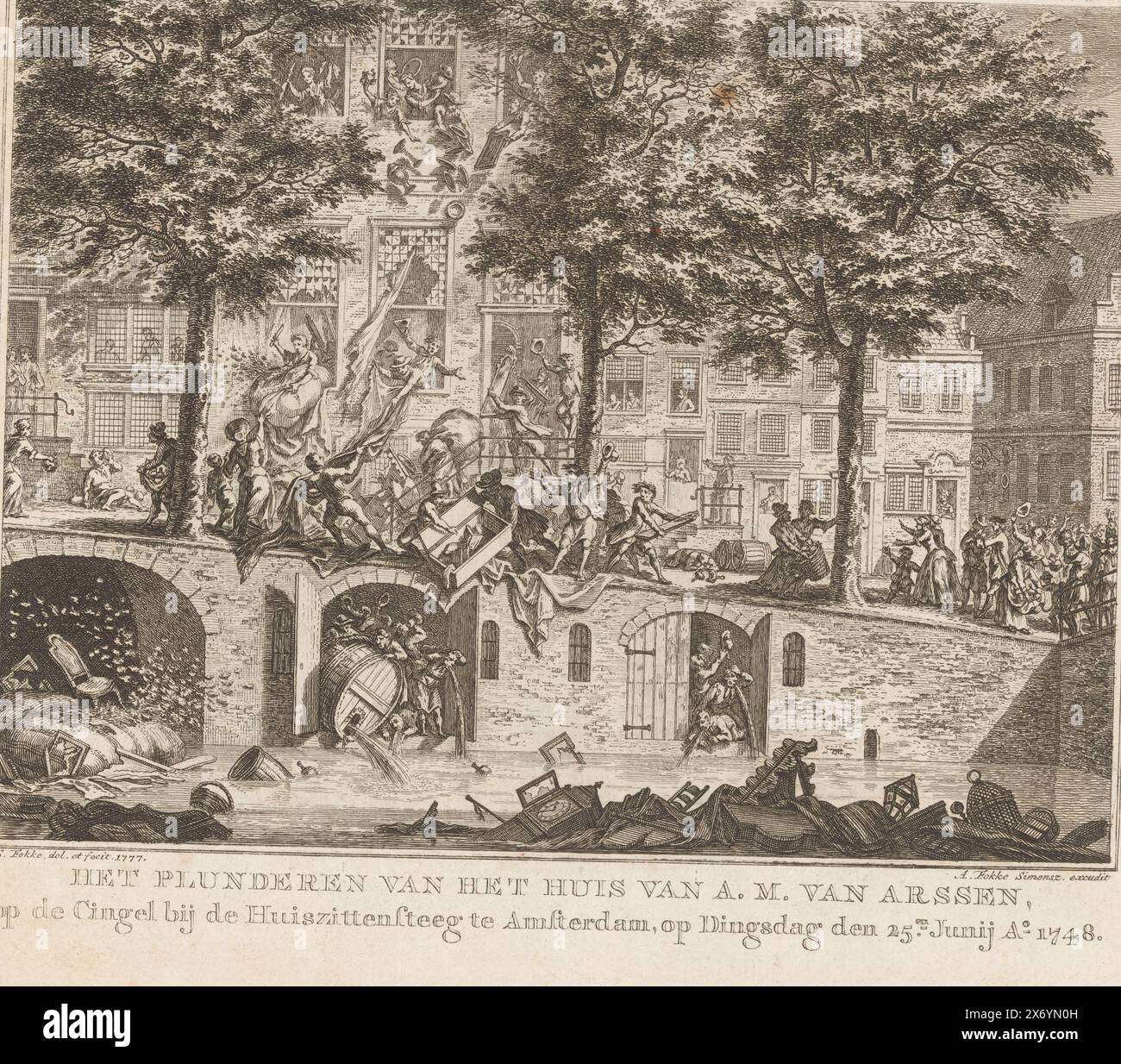 Pillage de la maison de A.M. van Arssen à Amsterdam, 1748, pillage de la maison de A.M. van Arssen, sur le Cingel près du Huiszitsteeg à Amsterdam, le mardi 25 juin Ao 1748 (titre sur objet), le pillage de la maison du locataire fiscal A.M. van Arssen et des entrepôts et caves en dessous à Singel 187 lors de l'émeute de Pachter, le 25 juin 1748. De la maison, les personnages jettent toutes sortes d'articles ménagers dans la rue et dans le canal., imprimerie, imprimeur : Simon Fokke, (mentionné sur l'objet), d'après son propre design par : Simon Fokke, (mentionné sur l'objet), éditeur : Arend Fokke Banque D'Images