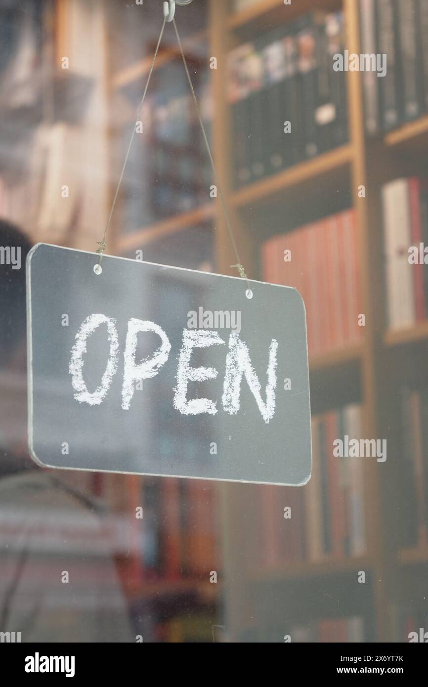 Ouvrez l'affiche à l'avant de la boutique Banque D'Images