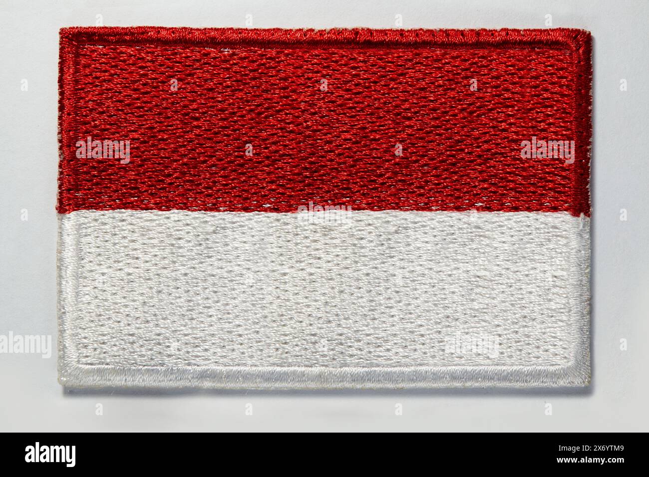 Emblème brodé du drapeau national indonésien, généralement appelé drapeau rouge et blanc ou bicolore Banque D'Images