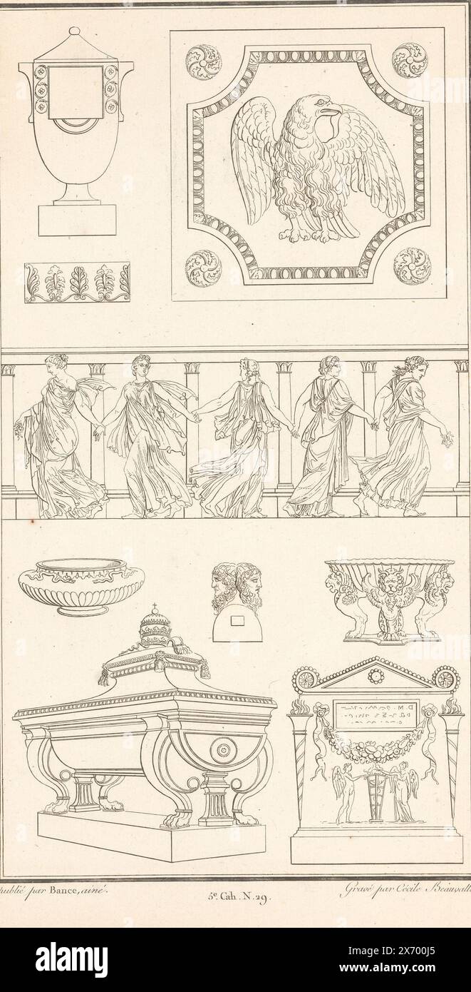 Femmes dansantes et sarcophage, imprimé ornemental comprenant une rangée de femmes dansantes et un sarcophage. Partie de l'album d'estampes avec deux séries d'un total de 138 estampes ornementales de Beauvallet et Normand, 'Fragmens d'Ornemens dans le style Antique'., imprimeur : Cécile Beauvallet, (mentionné sur l'objet), éditeur : Jacques-Louis Bance, (mentionné sur l'objet), Paris, 1820, papier, gravure Banque D'Images