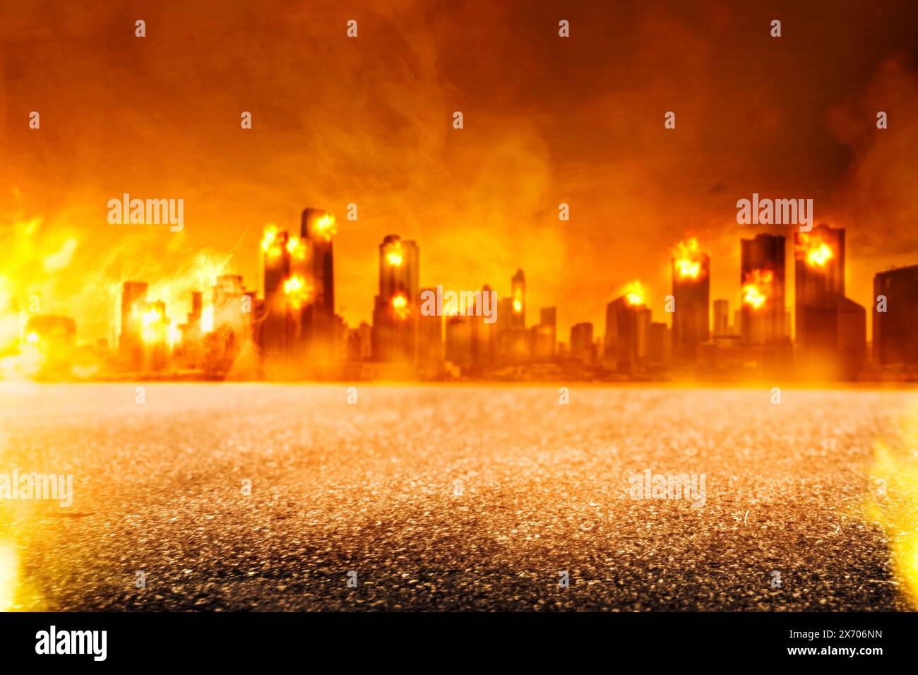Image de la ville démolie dans de l'agression militaire la nuit avec le feu. Fumée et feu de skyscarper au centre-ville de l'attaque de terorisme. Banque D'Images