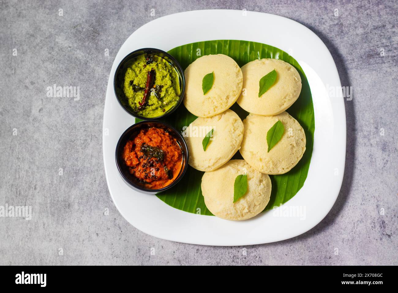Focus sélectif de la cuisine célèbre de l'Inde du Sud 'Idli vada' avec Sambar et Chatney. Banque D'Images