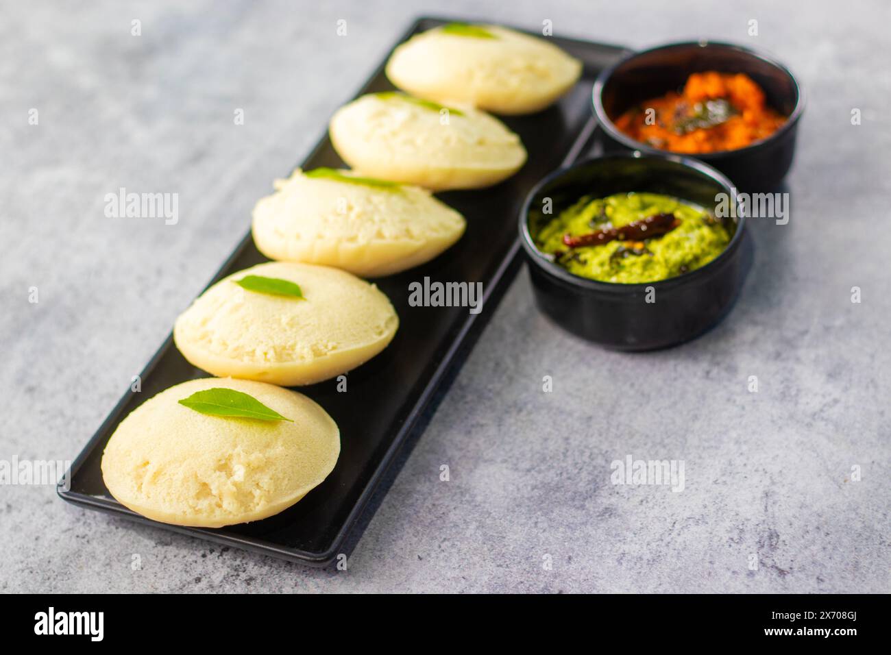 Focus sélectif de la cuisine célèbre de l'Inde du Sud 'Idli vada' avec Sambar et Chatney. Banque D'Images