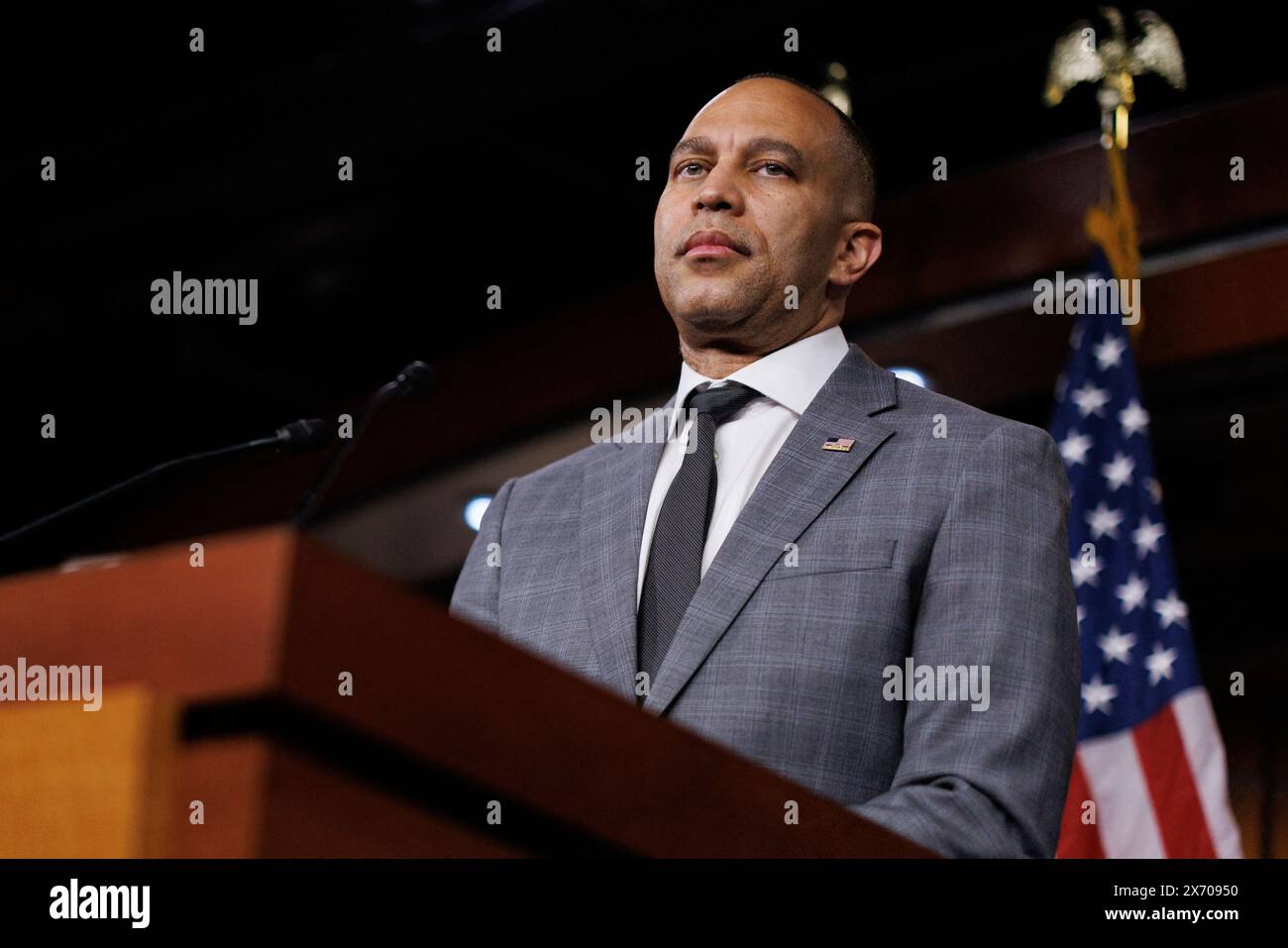 Washington, États-Unis. 16 mai 2024. Le leader minoritaire de la Chambre des États-Unis Hakeem Jeffries (démocrate de New York) prend la parole lors d'une conférence de presse au Capitole des États-Unis à Washington, DC, États-Unis, le jeudi 16 mai 2024. Photo Aaron Schwartz/CNP/ABACAPRESS. COM Credit : Abaca Press/Alamy Live News Banque D'Images