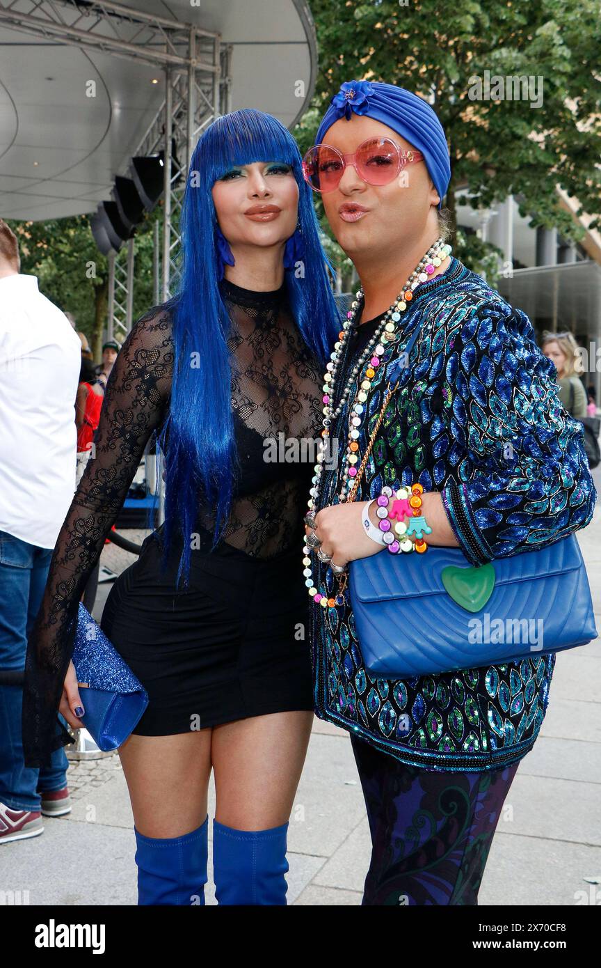 Micaela Schäfer und Julian F.M. Stoeckel beim 20 Jahre Blue Man Group Event im Stage Bluemax Theater. Berlin, 16.05.2024 *** Micaela Schäfer et Julian F M Stoeckel lors du 20e anniversaire du Blue Man Group au Stage Bluemax Theater Berlin, 16 05 2024 Foto:XA.xBuggex/xFuturexImagex Blue Man 4531 Banque D'Images