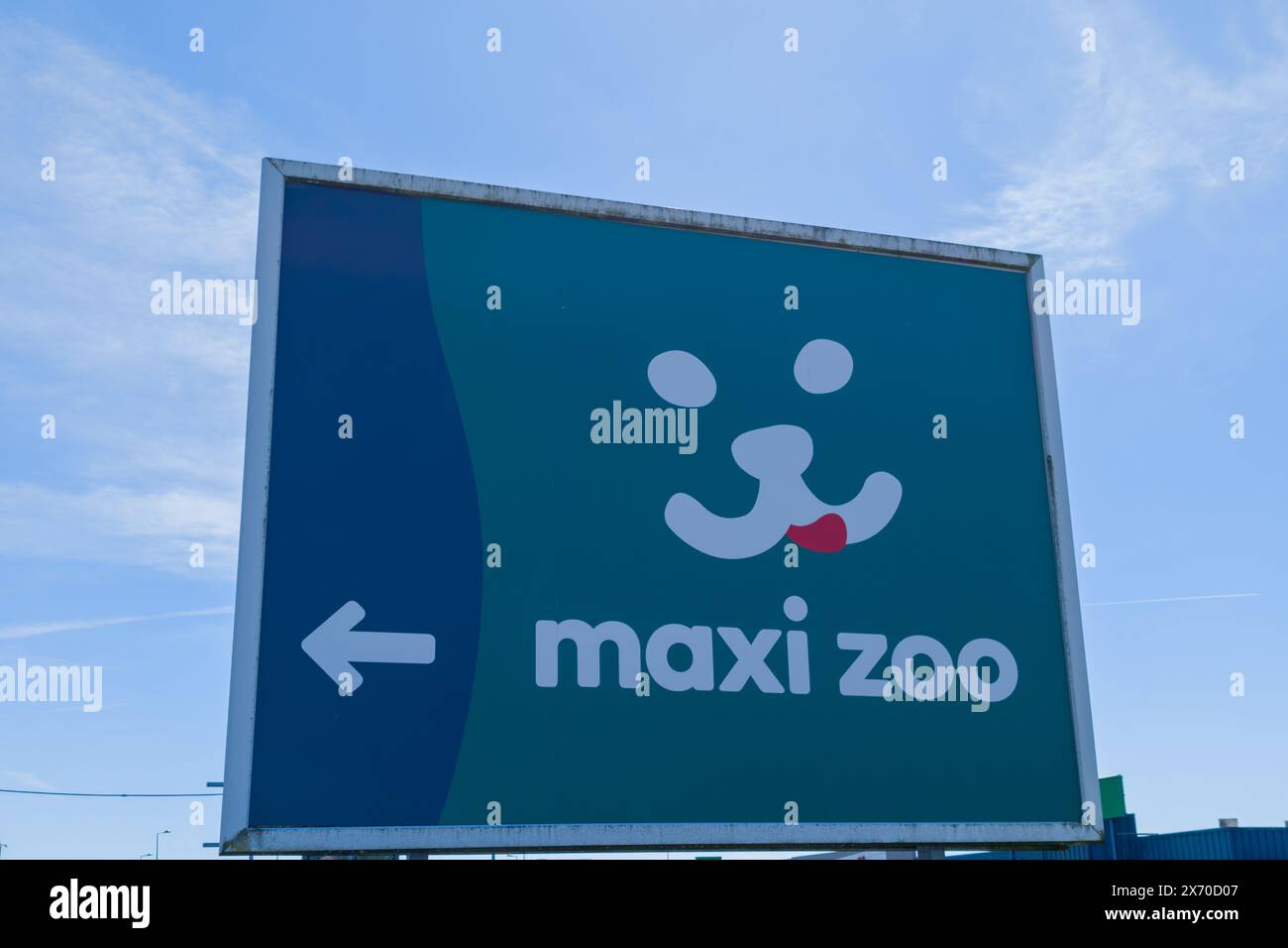 Bordeaux , France - 05 12 2024 : maxi zoo logo marque et signe texte sur chaîne d'entrée magasin magasin animalier façade et accessoires pour animaux Banque D'Images