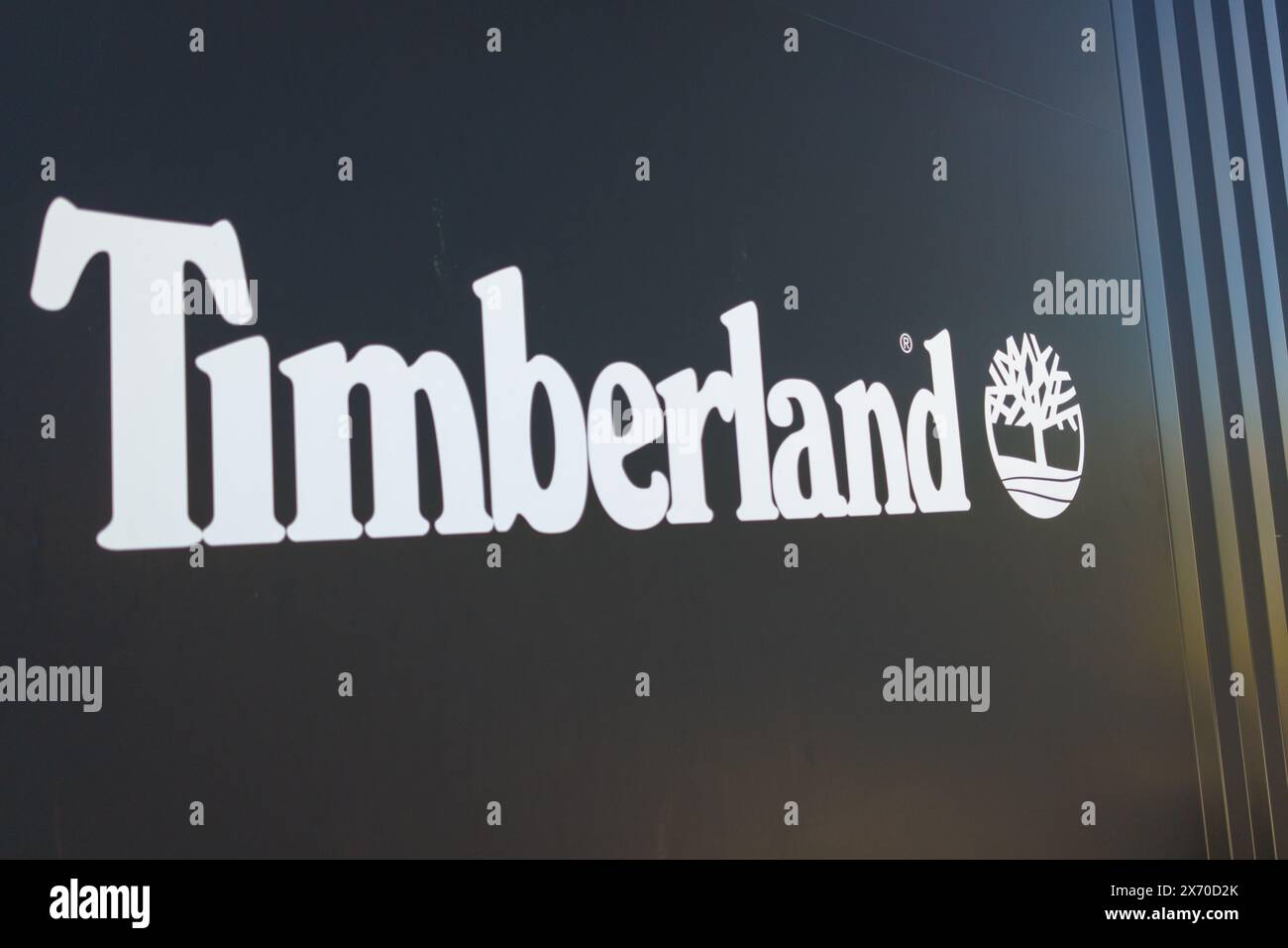 Bordeaux , France - 05 12 2024 : logo de la marque Timberland shop et panneau texte façade chaîne de magasins de mode Banque D'Images