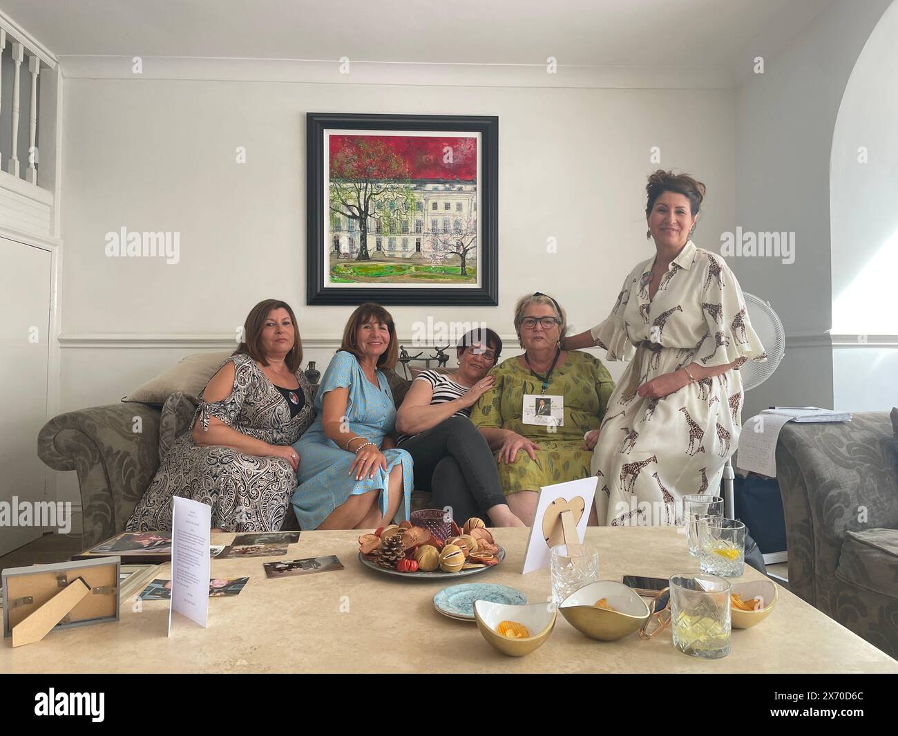 La famille de Peter Lloyd, qui avait un cancer du foie, et qui a été infecté par l'hépatite C après avoir reçu des transfusions de sang contaminé des années avant sa mort. (De gauche à droite) Martha Charalambous, Mary Lovell, Helene Hall, Sally Martin et Louise Huxley sont cinq de ses six frères et sœurs qu'il a laissés derrière lui après sa mort en 2008. Date de la photo : vendredi 17 mai 2024. Banque D'Images